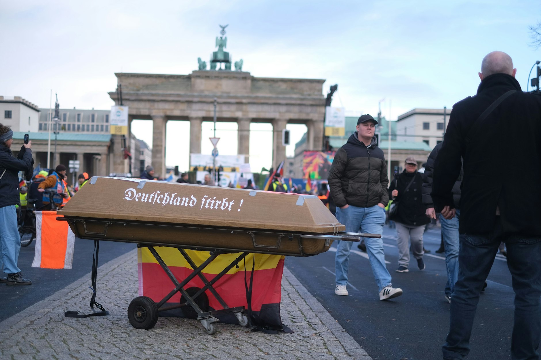 Manche Menschen sehen Deutschland bereits im Sarg.