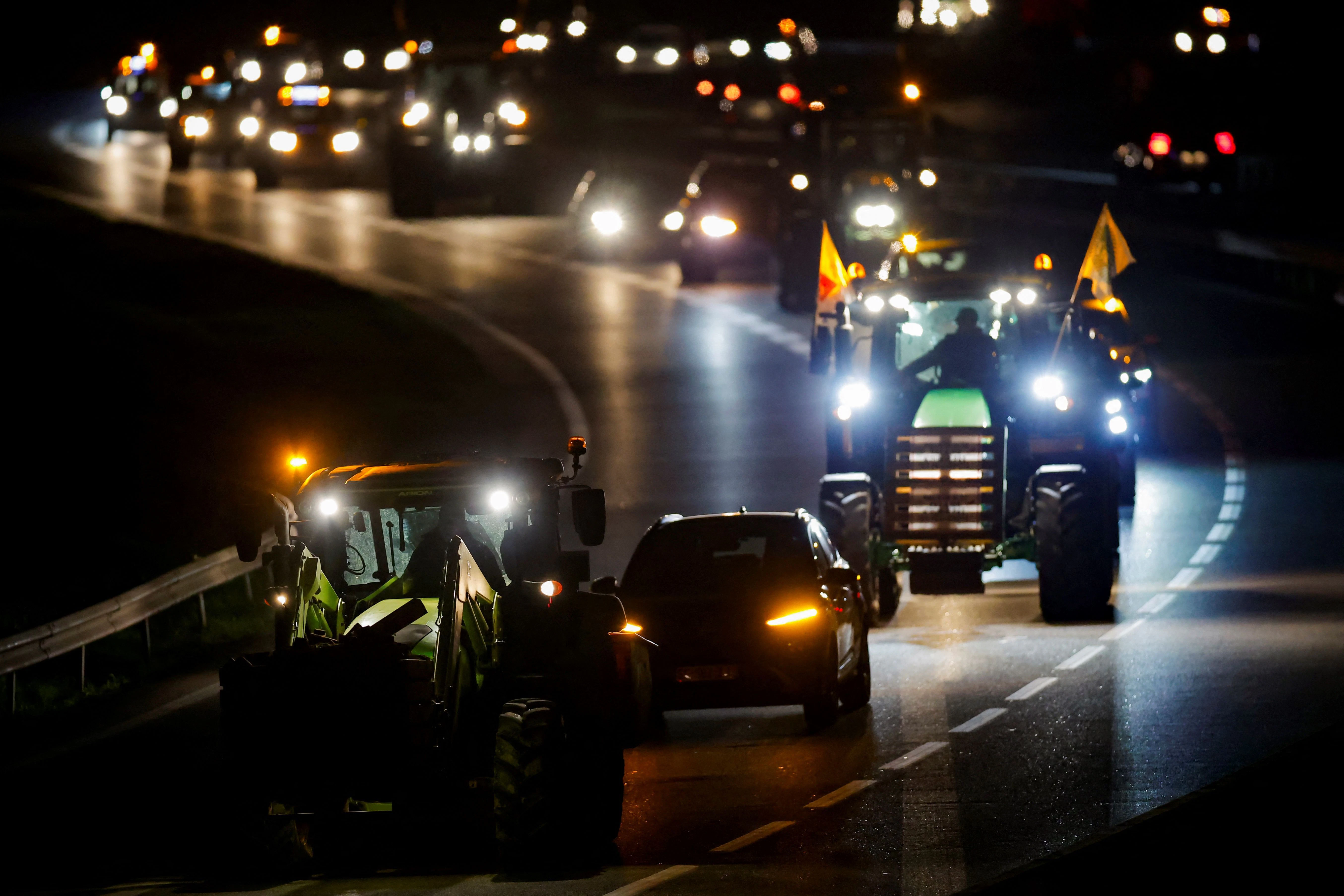17.11.2024, Frankreich, Vélizy-Villacoublay: Französische Landwirte fahren mit ihren Traktoren auf der RN118 zu Beginn eines landesweiten Protestes gegen das EU-Mercosur-Abkommen. 