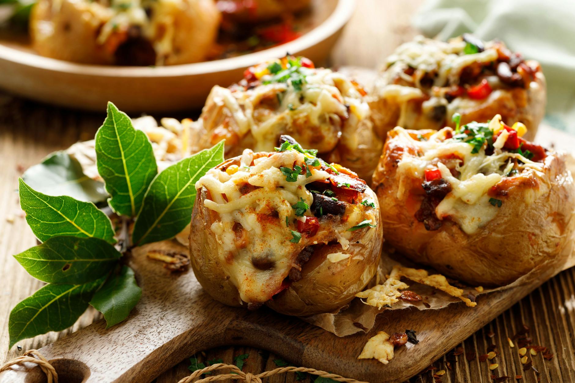 Knusprig außen, cremig innen: Diese Kumpir mit Käse und Toppings ist der ultimative Ofengenuss. Hier das Rezept!
