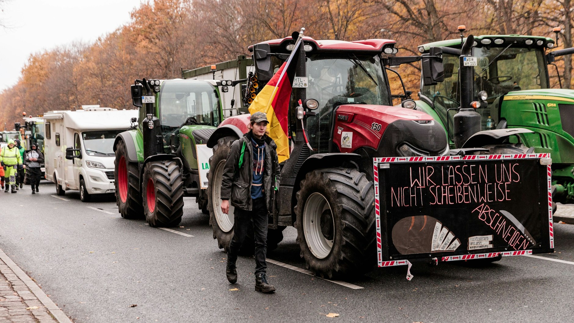 Erwartet werden zu der Großdemonstration, die als Sternfahrt angekündigt ist, bis zu 10.000 Teilnehmer.