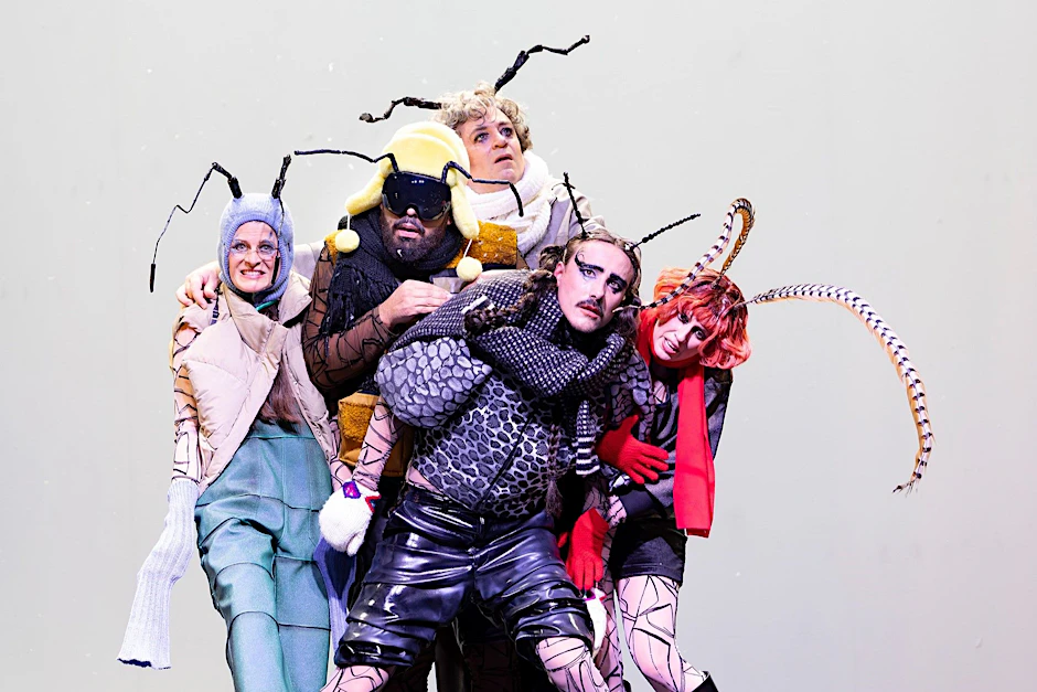 Tanz-, sing- und kommunikationsfreudige Insekten aus dem Musical „Wazn teez?“