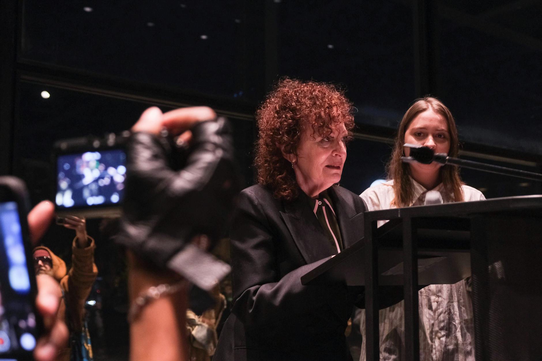 Nan Goldin hält eine Brandrede anlässlich ihrer Ausstellung „This will not end well“ in der Neuen Nationalgalerie Berlin.