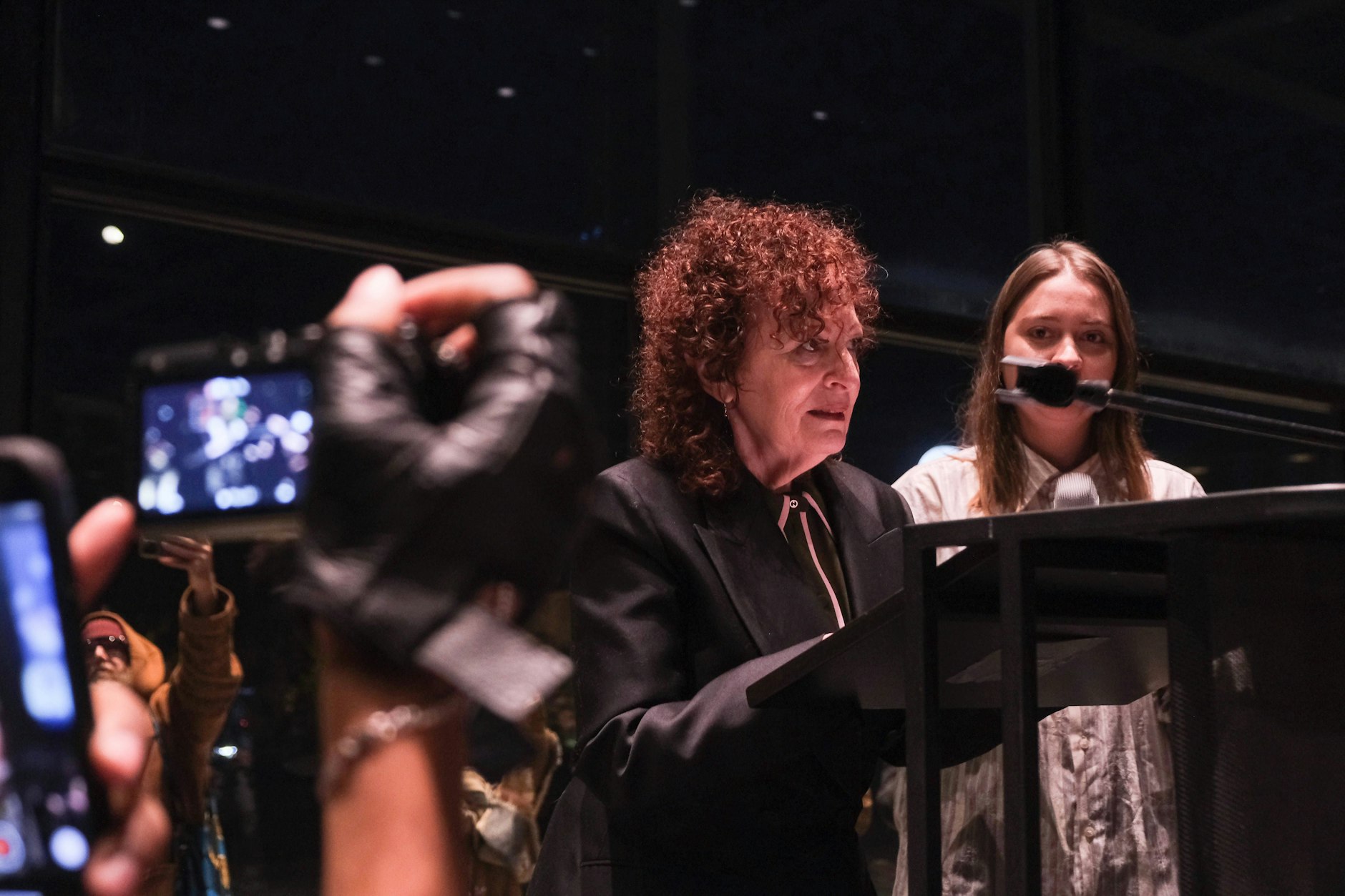 Nan Goldin hält eine Brandrede anlässlich ihrer Ausstellung „This will not end well“ in der Neuen Nationalgalerie Berlin.