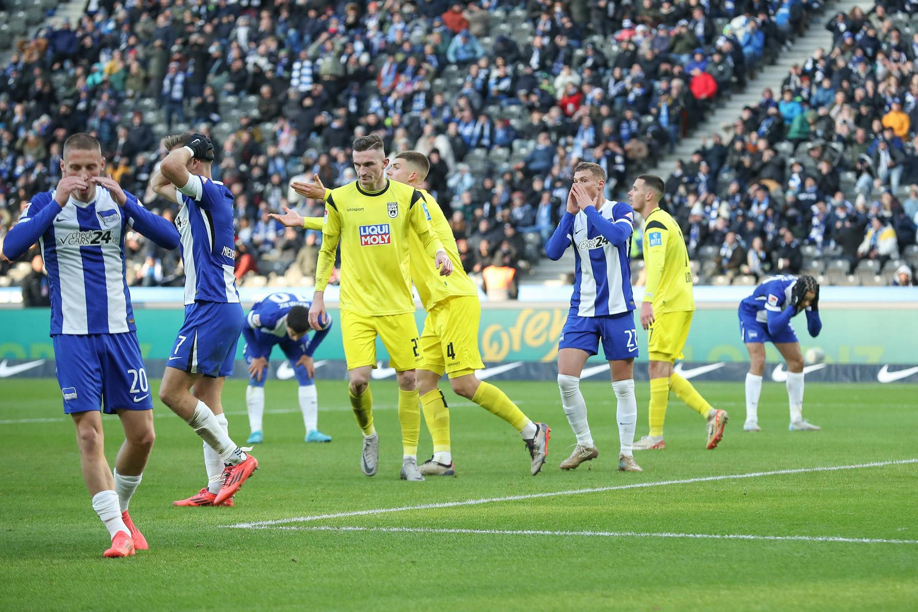 Herthas Spieler konnten es nicht fassen. Michael Cuisance hatte zum 3:2 gegen Ulm getroffen, doch der VAR sagte Nein zum Tor.