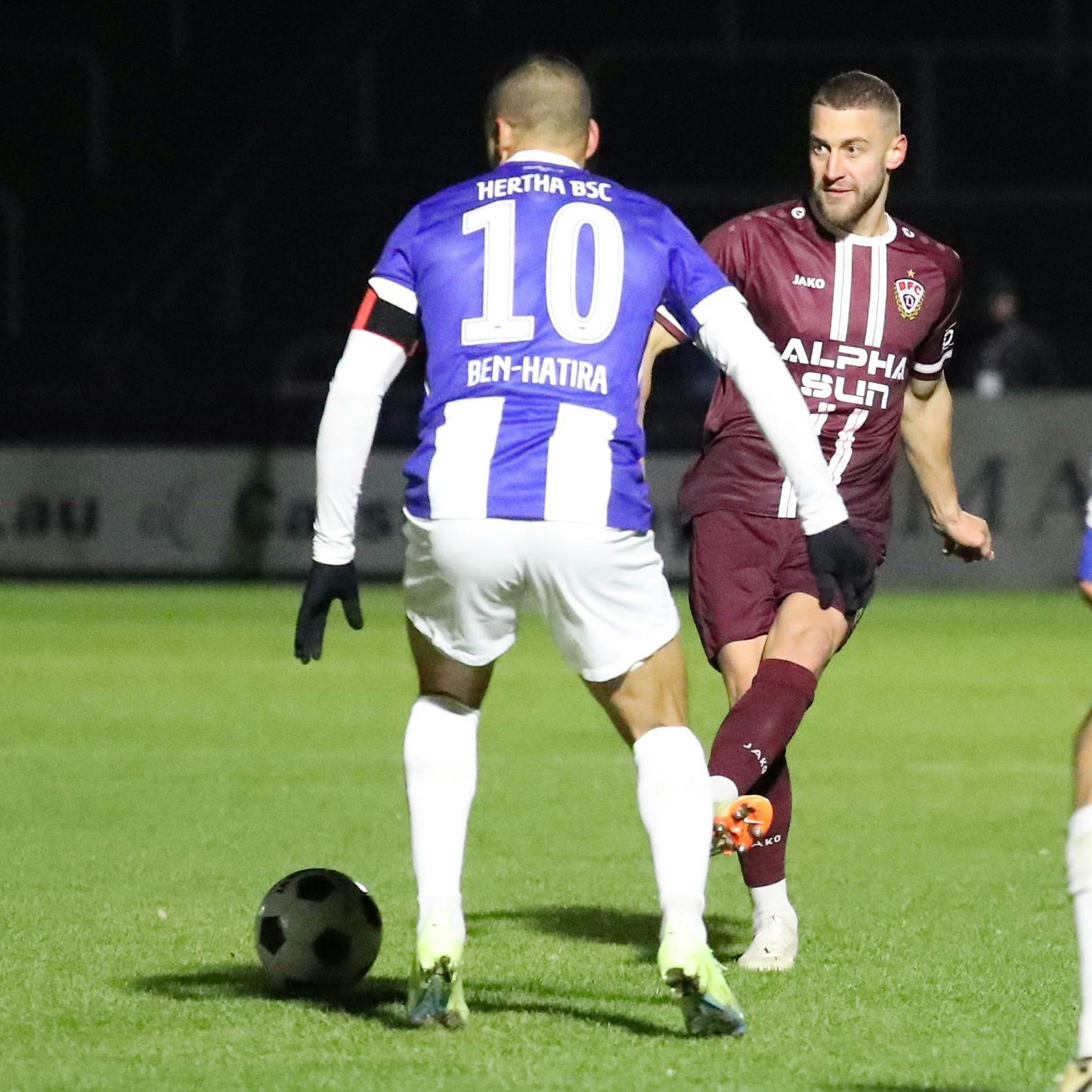 David Grözinger (r.) passt vor Herthas Änis Ben-Hatira, der Ball verschwindet im Schatten und zeigt so, dass die Sicht bei Flutlicht im Sportforum nicht immer die beste ist.