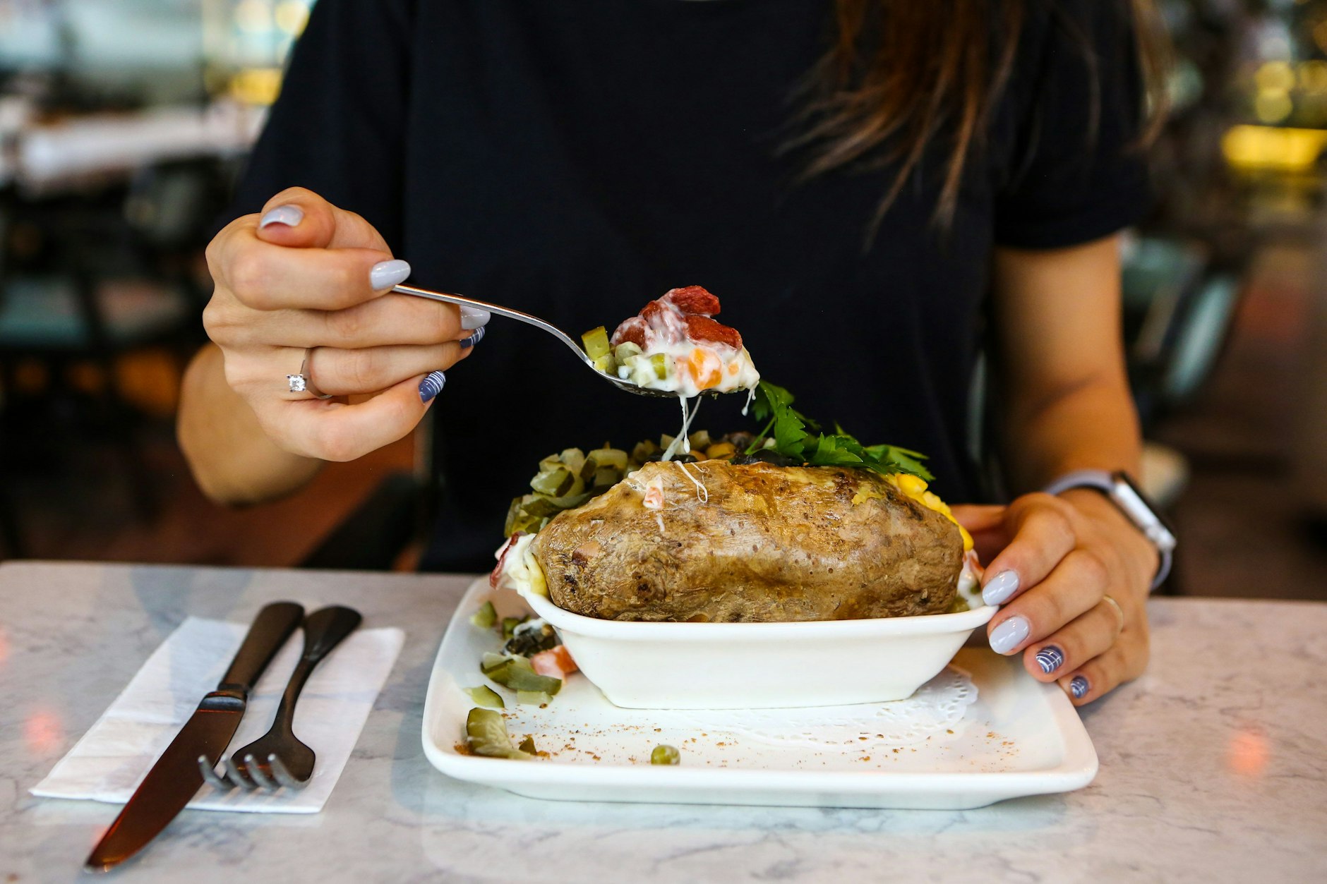 Billig, einfach, herzhaft – und einfach wahnsinnig lecker! Diese Kumpir aus dem Ofen ist alles, was Du heute brauchst – hier das Rezept!