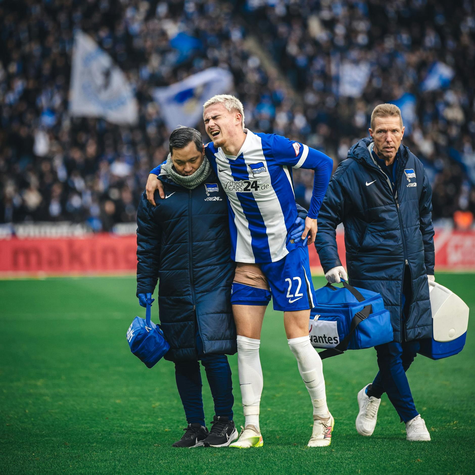 Herthas Marten Winkler schreit vor Schmerzen - mit Verdacht auf Muskelfaserriss musste er vom Platz.
