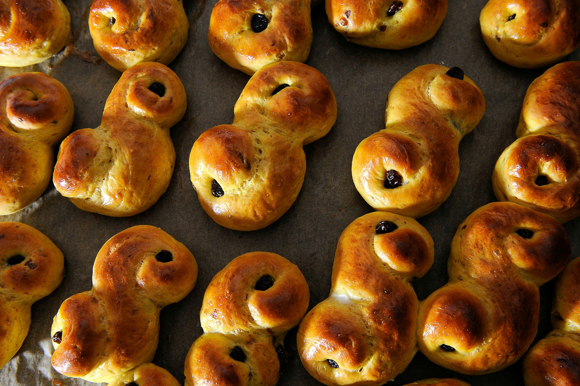  Bewahre die Lussebullar in einem luftdichten Behälter oder einer Brotdose auf, damit sie frisch und weich bleiben. Falls du sie länger aufbewahren möchtest, kannst du die Lussebullar einfrieren.