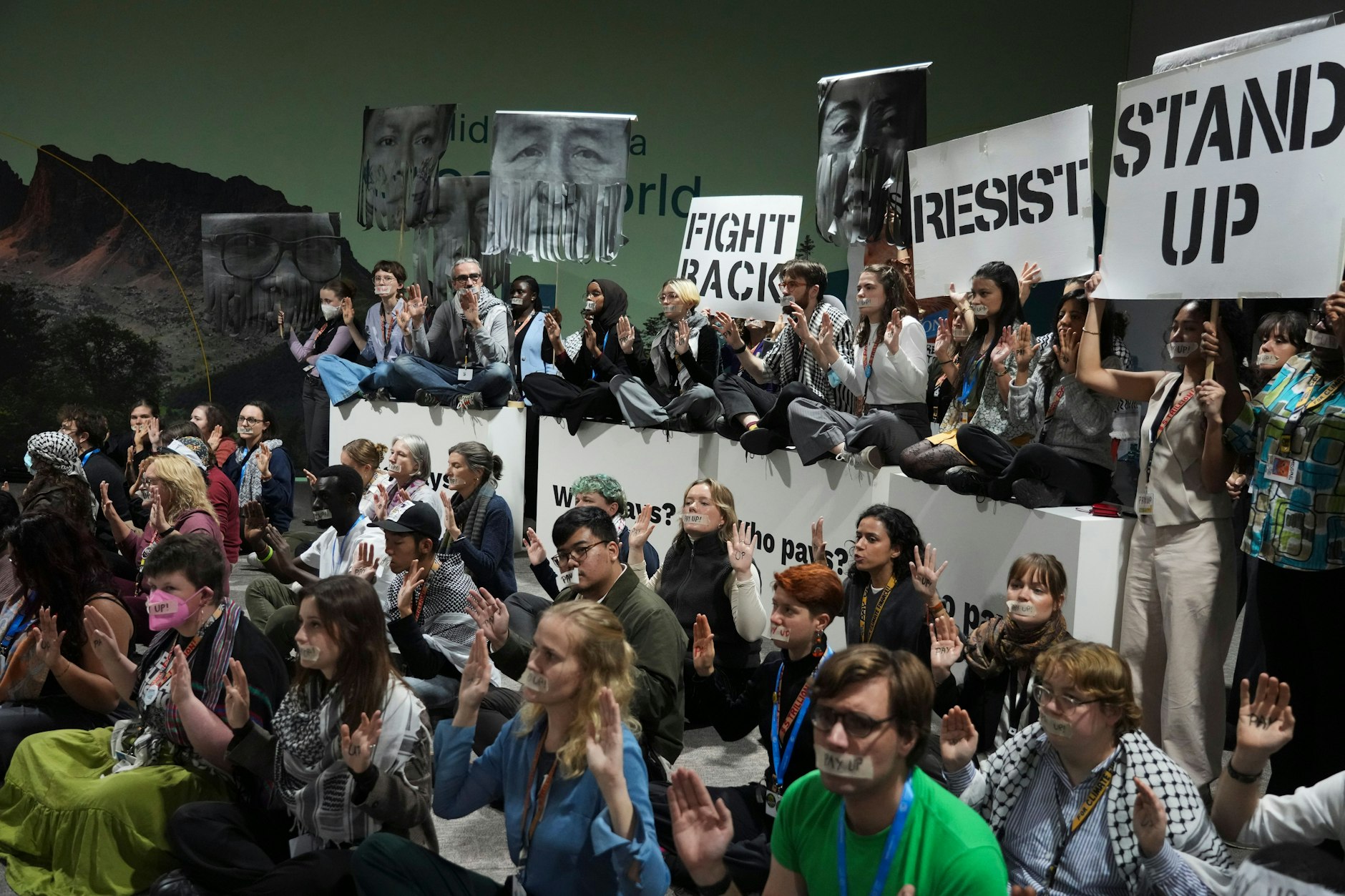 Klimaaktivisten demonstrieren während des COP29-Klimagipfels in Baku.