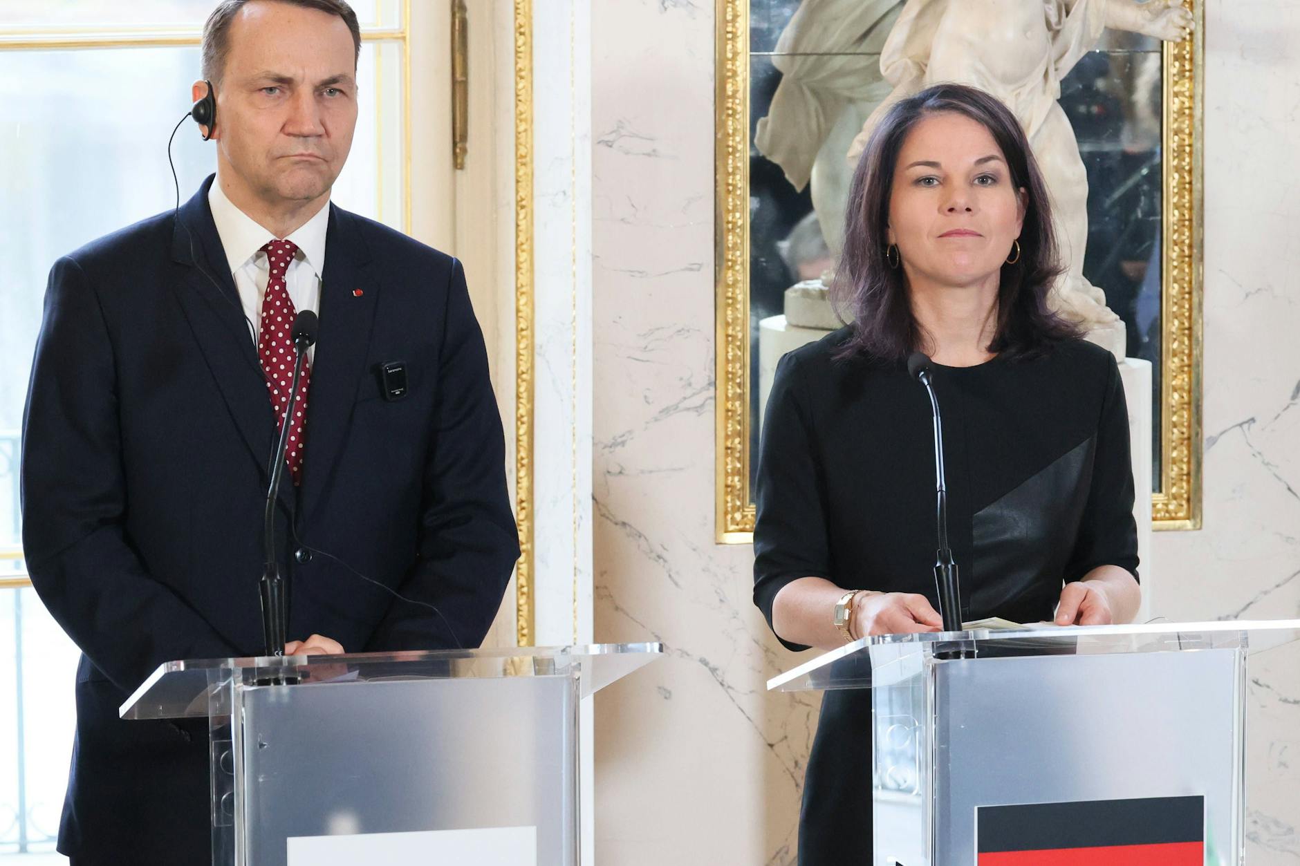 Der polnische Außenminister Radosław Sikorski mit seiner deutschen Amtskollegin Annalena Baerbock