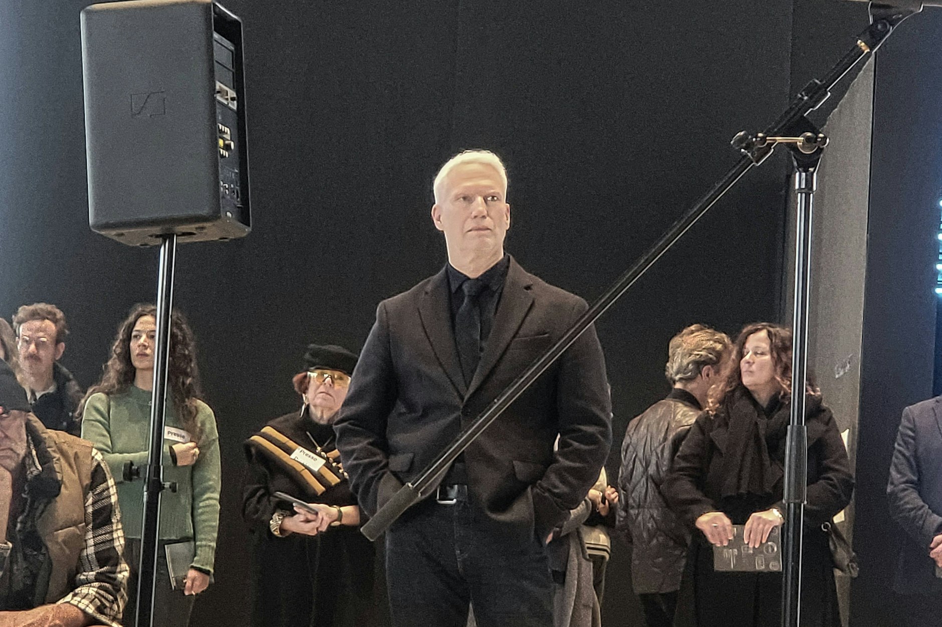 Klaus Biesenbach bei der Eröffnung der Nan-Goldin-Retrospektive in der Neuen Nationalgalerie.