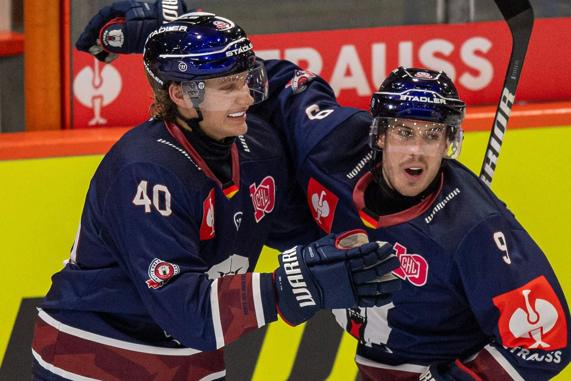 Korbinian Geibel (l.) feiert mit Ty Ronning sein 2:1 in der Champions League gegen die Sheffield Steelers.