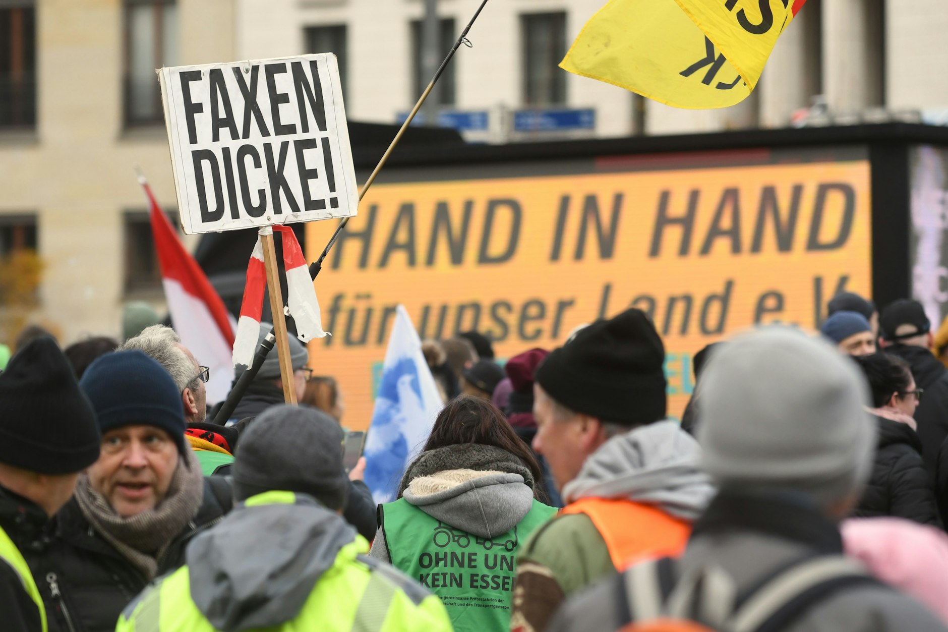 Der Verein rief dazu auf: „Hand in Hand für unser Land“.