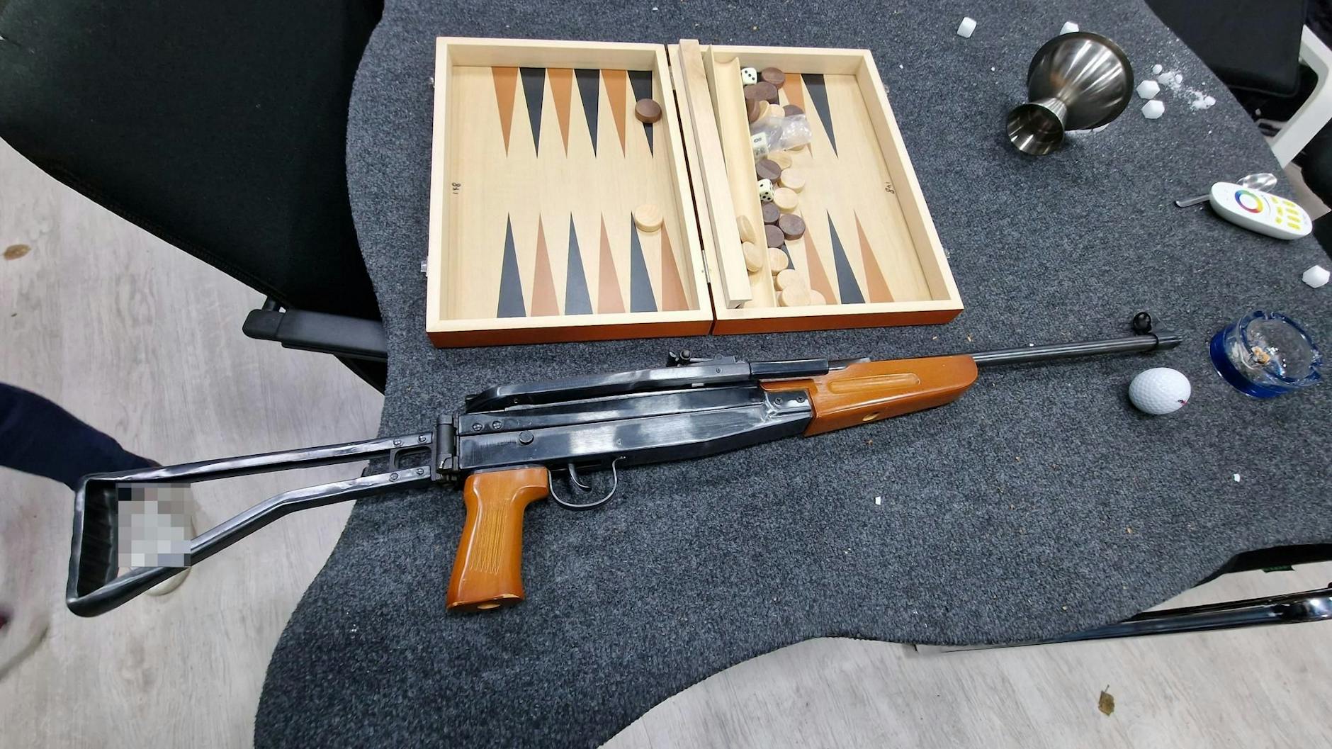 Neben gefälschten Ausweisen fand sich in einem illegalen Geschäft fand sich auch eine Luftdruckwaffe.