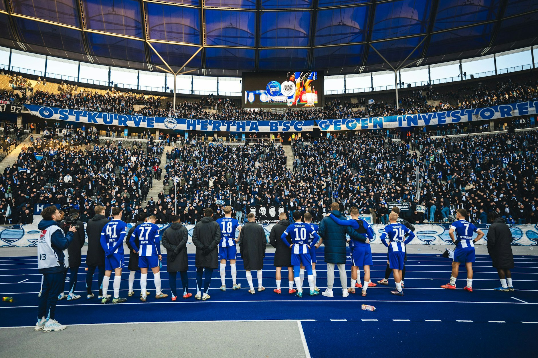 Hängende Köpfe der Hertha-Profis nach dem 2:2 gegen Ulm vor der Ostkurve. Wieder mal wurden die Fans im Olympiastadion enttäuscht.
