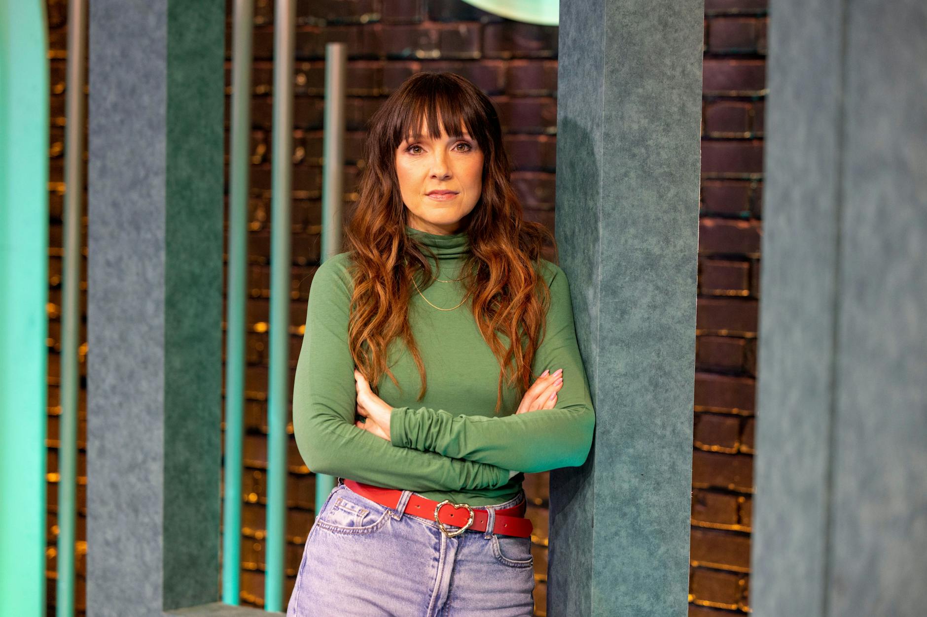 Weiß zu polarisieren: Carolin Kebekus im Studio der „Carolin Kebekus Show“