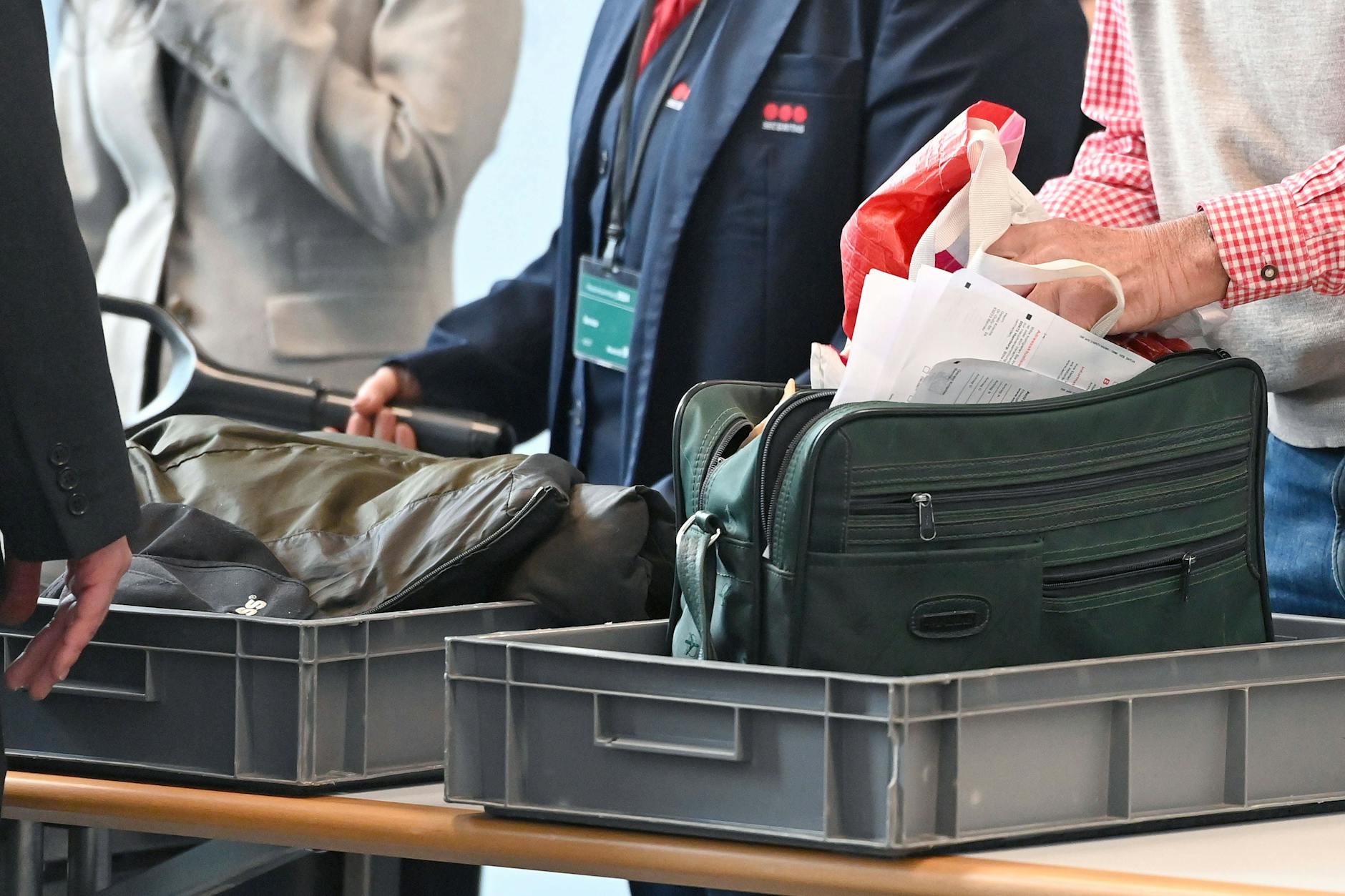 Das lästige Gewühle im Handgepäck an den Sicherheitskontrollen der Flughäfen: Am BER ist 2025 damit Schluss. Die Bereiche im Terminal 1 bekommen neue Technik.