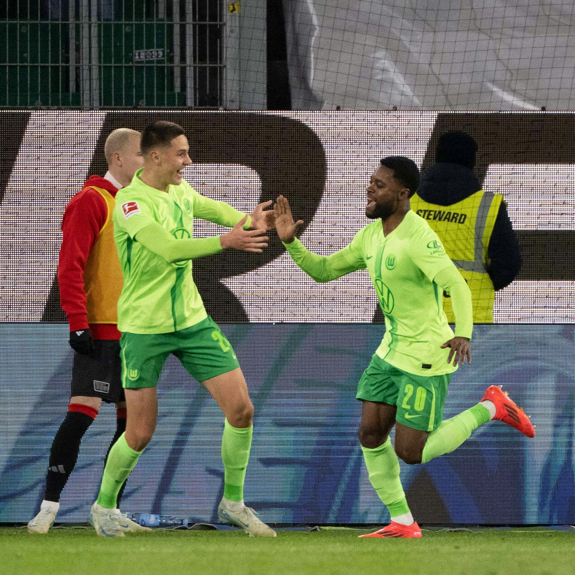 Bence Dardai feiert mit Wolfsburgs Torschützen Ridle Baku das 1:0 gegen den 1. FC Union.