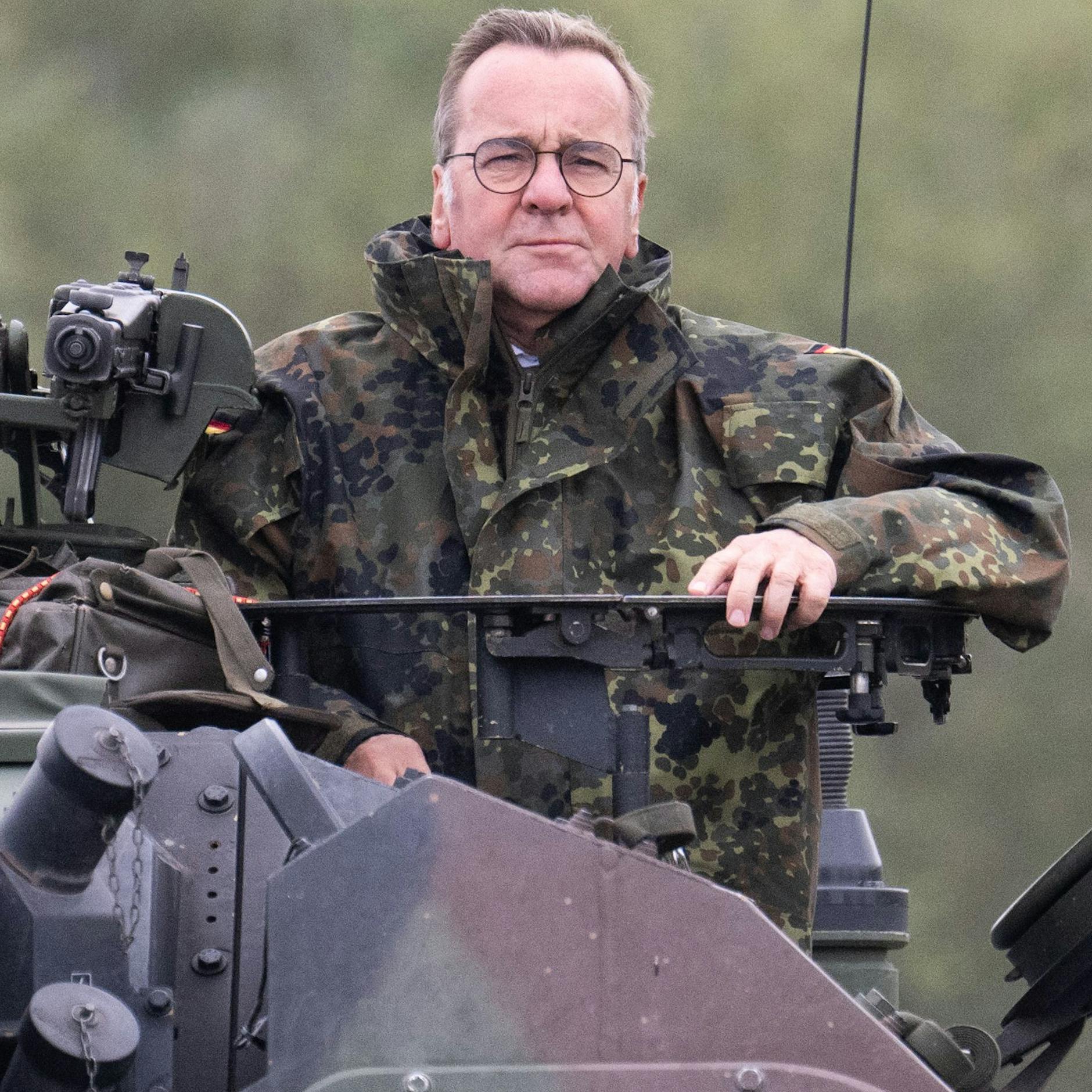 Kassen leer, aber Pistorius will 825 Millionen für schicke Uniformen!