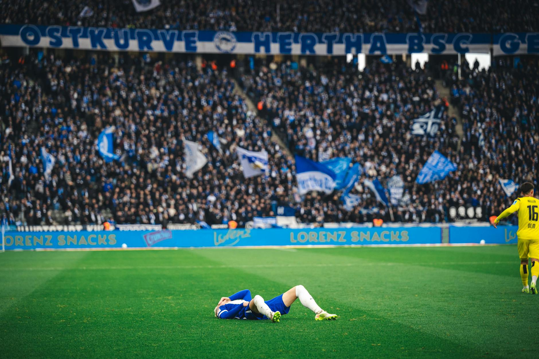 Hertha-Profi Marten Winkler liegt im Spiel gegen den SSV Ulm 1846 im Berliner Olympiastadion verletzt am Boden.
