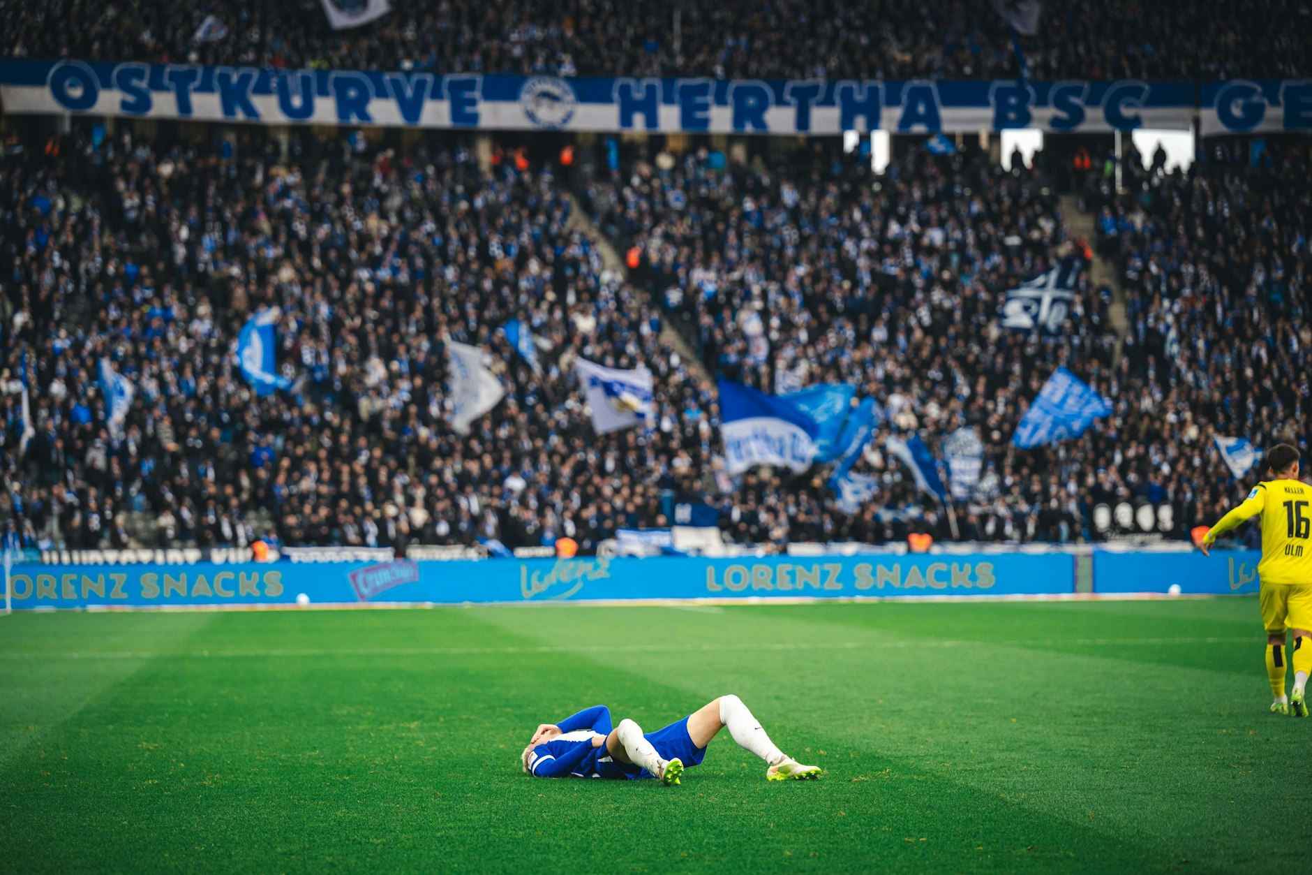 Hertha-Profi Marten Winkler liegt im Spiel gegen den SSV Ulm 1846 im Berliner Olympiastadion verletzt am Boden.
