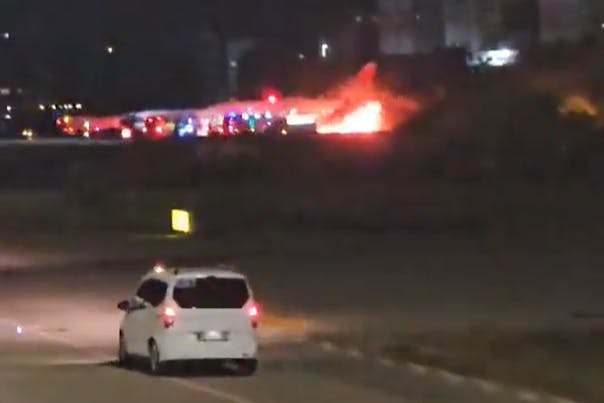 Bei dem Brand eines Flugzeugs am Flughafen Antalya stand die Maschine lichterloh in Flammen.