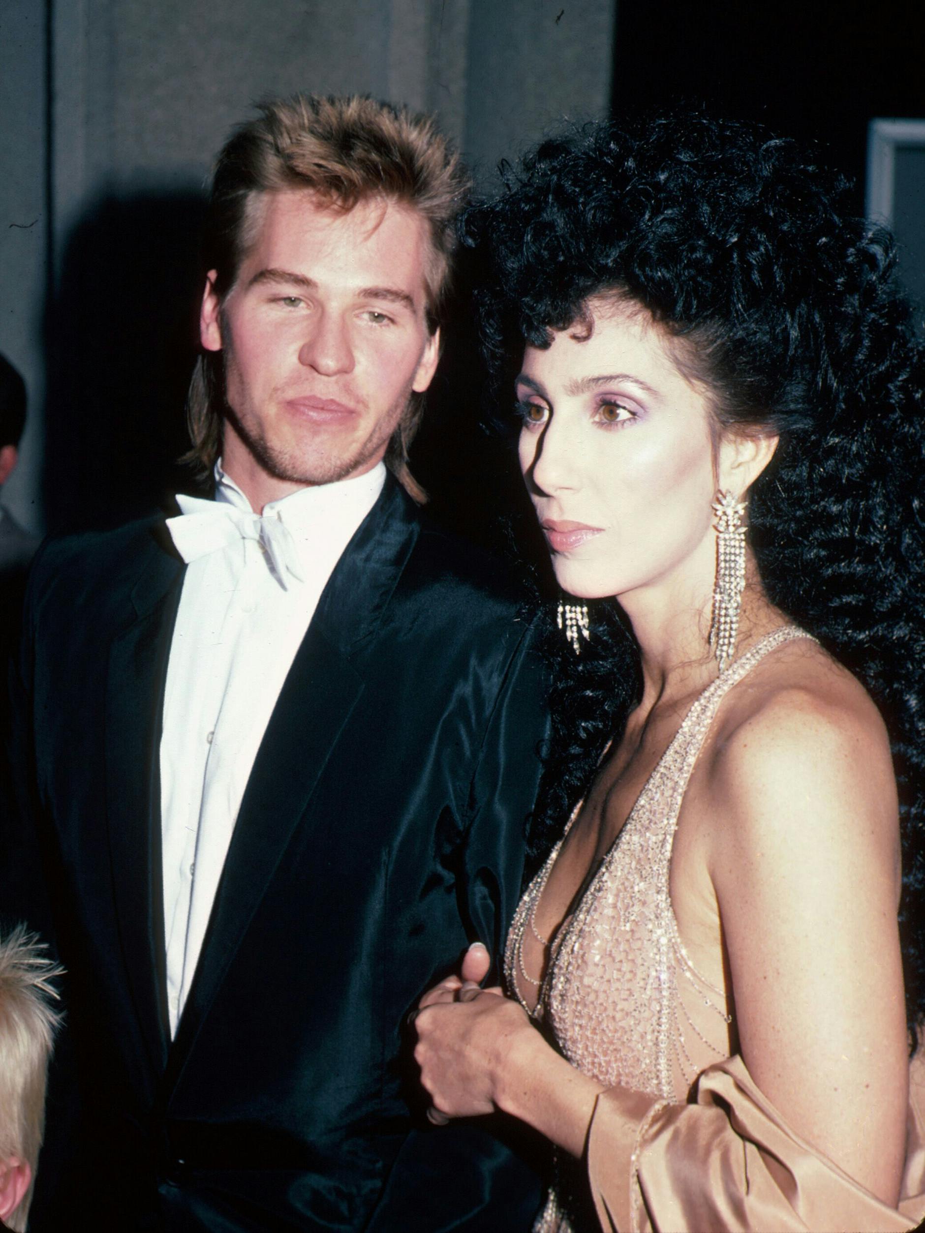 Val Kilmer und Cher erschienen zusammen zur Oscar-Verleihung im Jahr 1984.