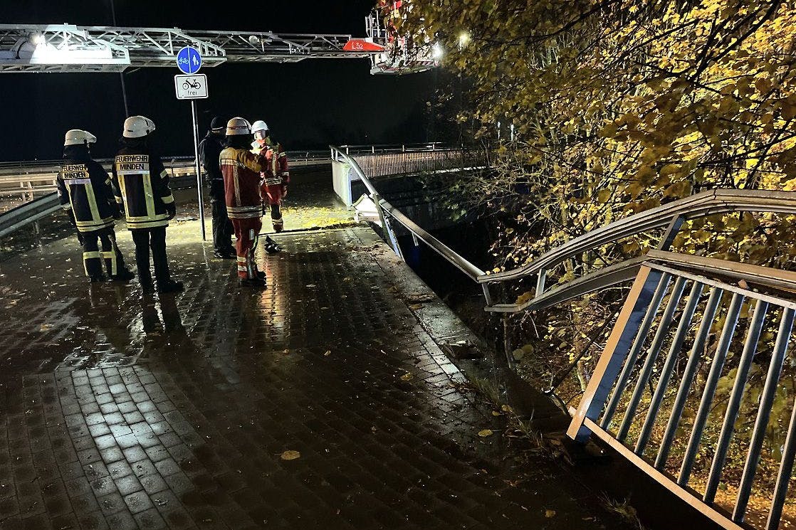 Feuerwehrleute an der Unfallstelle in Minden (NRW). Das Auto durchbrach das Brückengeländer und stürzte 15 Meter in die Tiefe.