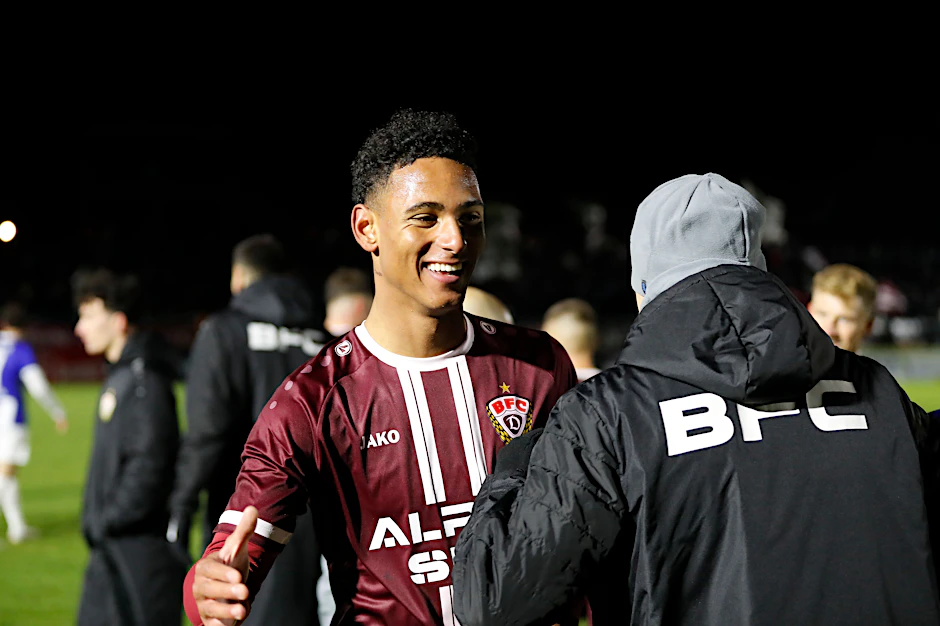 Matchwinner Bennedikt Wüstenhagen vom BFC Dynamo strahlt nach seinem Siegtor gegen Hertha II in der Regionalliga Nordost.