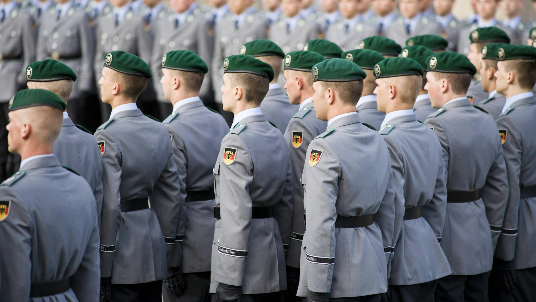 Mit 100 Milliarden Euro aus Sondervermögen soll die Bundeswehr modernisiert werden. Sind da neue Ausgeh-Uniformen wirklich nötig?