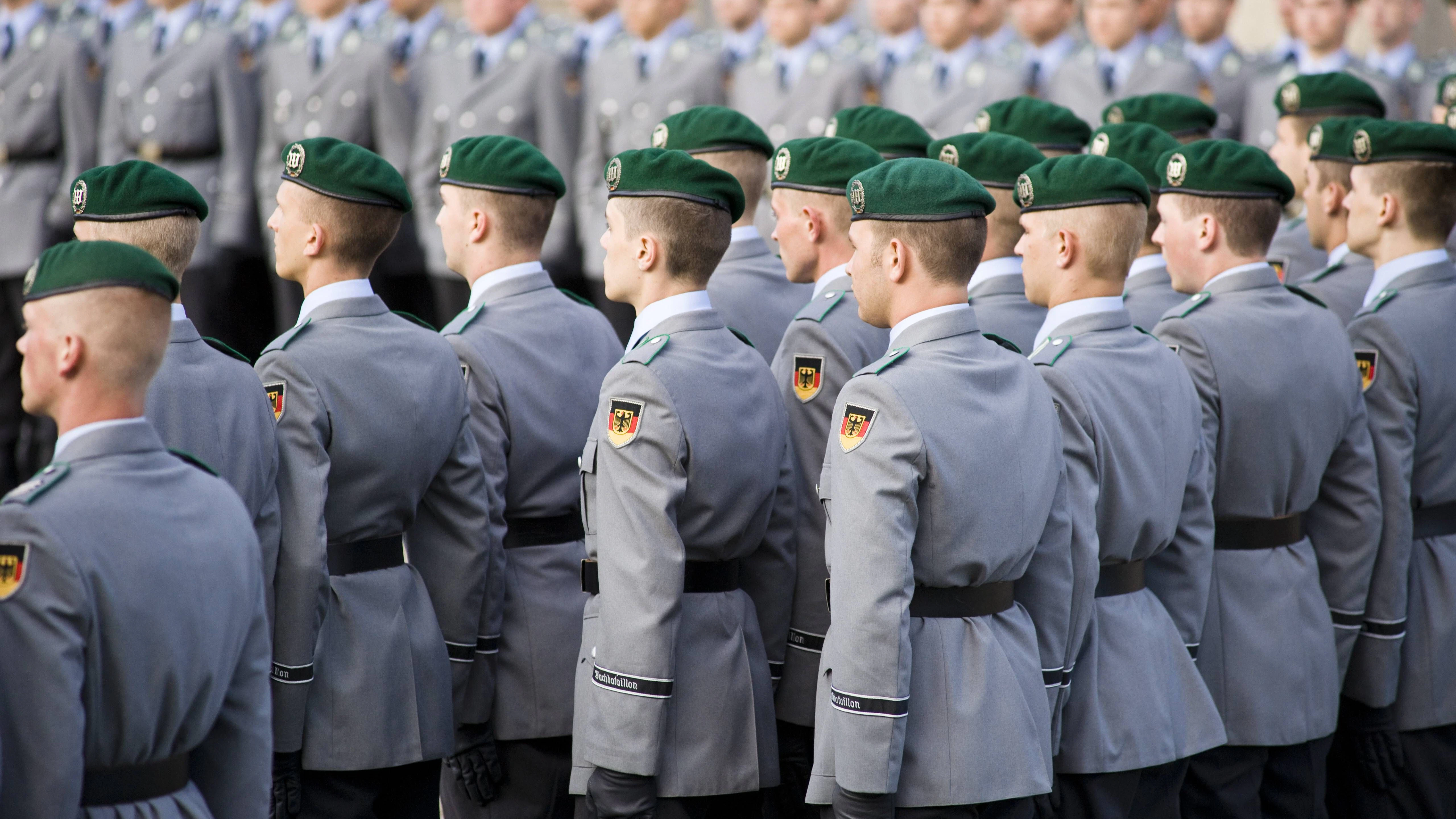 Mit 100 Milliarden Euro aus Sondervermögen soll die Bundeswehr modernisiert werden. Sind da neue Ausgeh-Uniformen wirklich nötig?