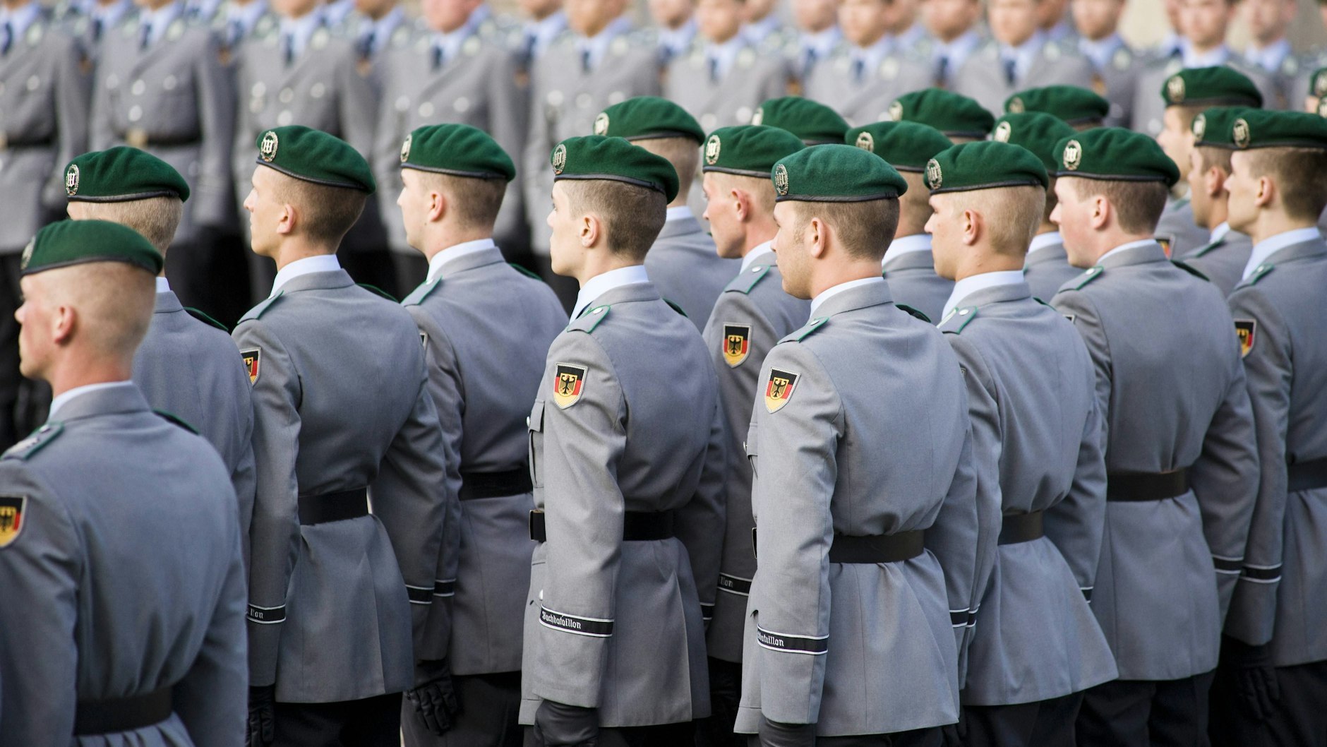Mit 100 Milliarden Euro aus Sondervermögen soll die Bundeswehr modernisiert werden. Sind da neue Ausgeh-Uniformen wirklich nötig?