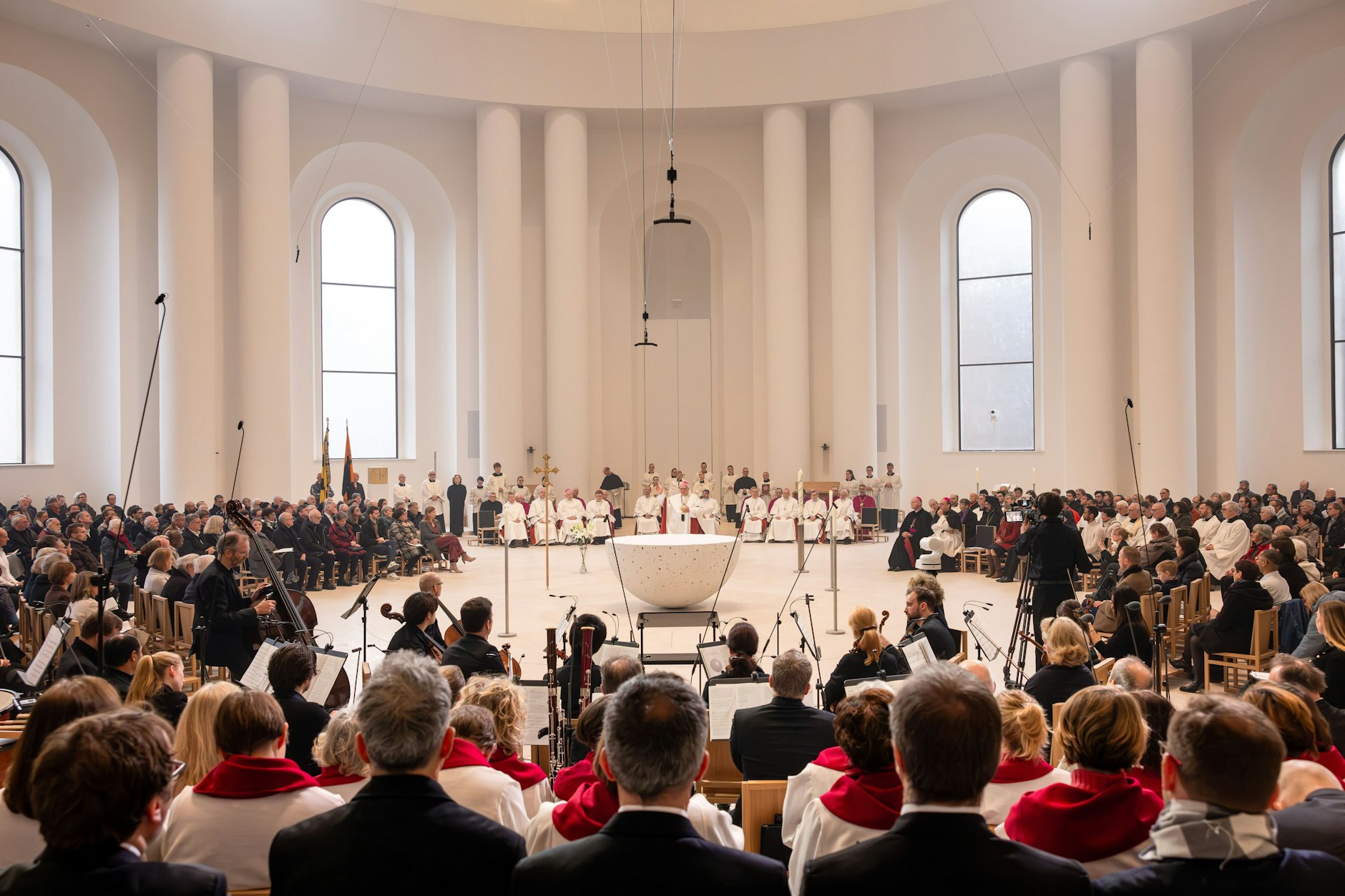 Blick in den neu gestalteten Innenraum der St.-Hedwigs-Kathedrale während des feierlichen Eröffnungsgottesdienstes