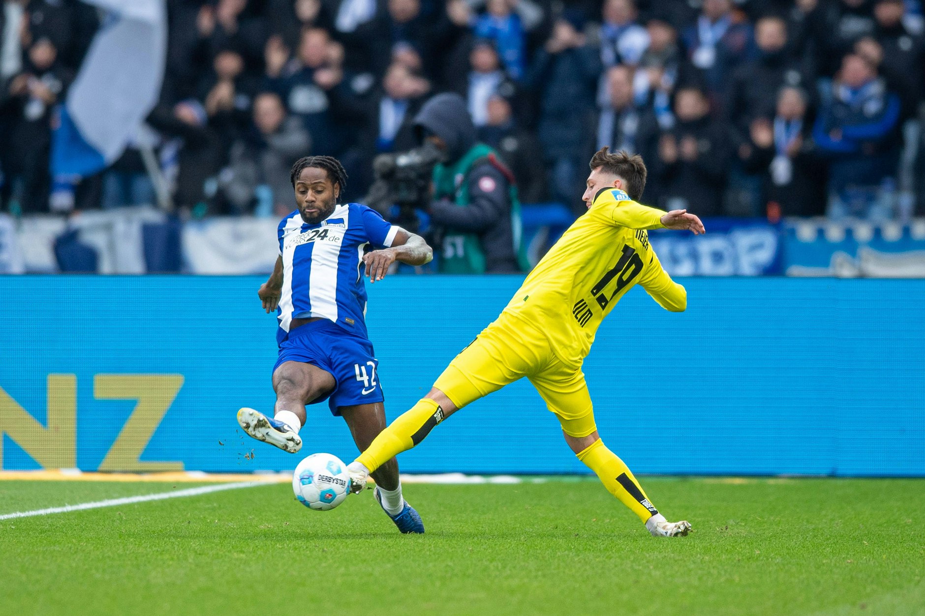 Herthas Kampfmaschine Deyo Zeefuik geht immer dahin, wo es wehtut. Doch jetzt gab ihm Trainer Fiel eine Schonpause.