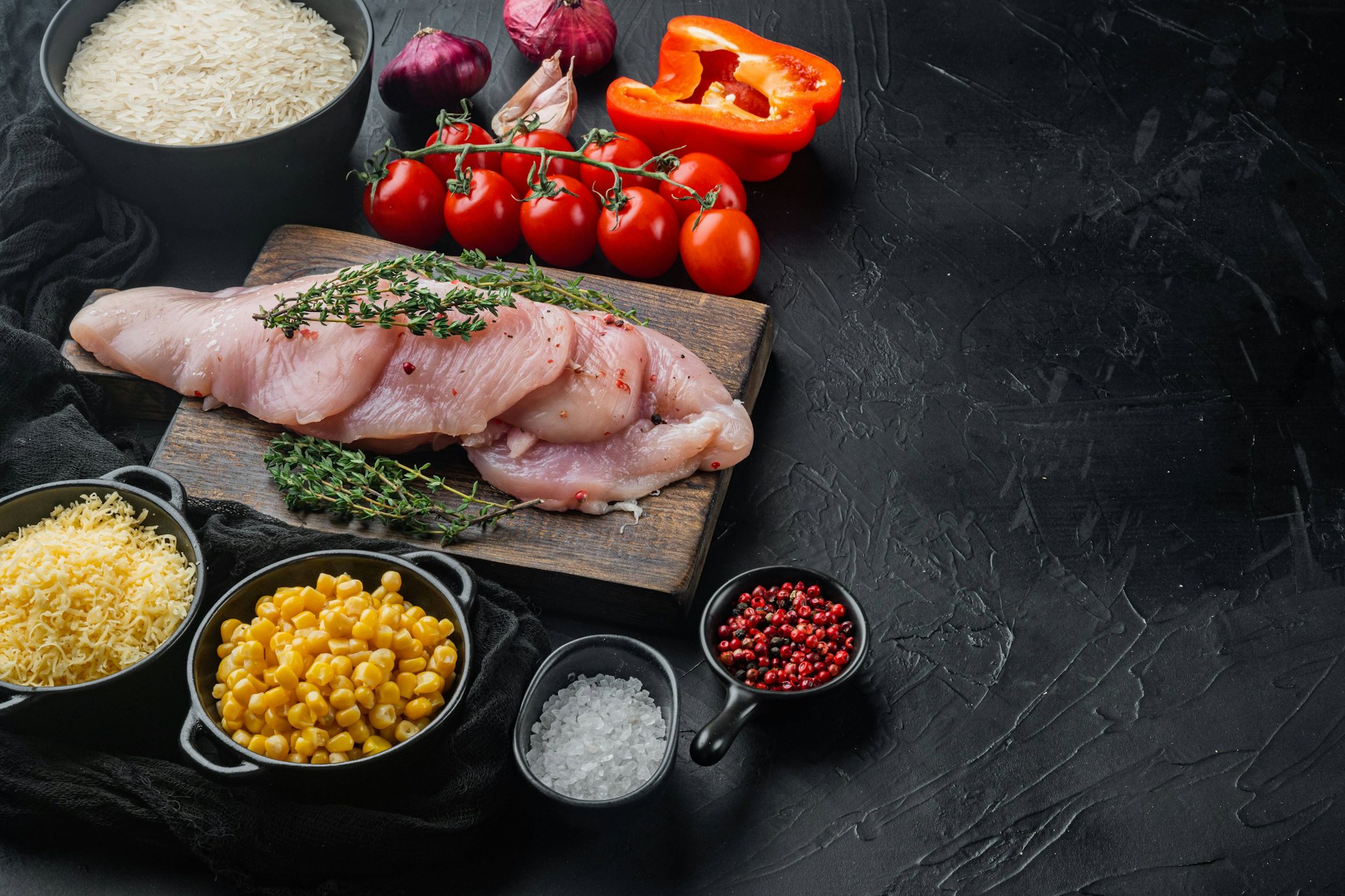 Sie können den Taccopaj auch mit Geflügelfilet zubereiten. Schneiden Sie es klein, würzen Sie es kräftig und braten Sie es an – leicht und köstlich!