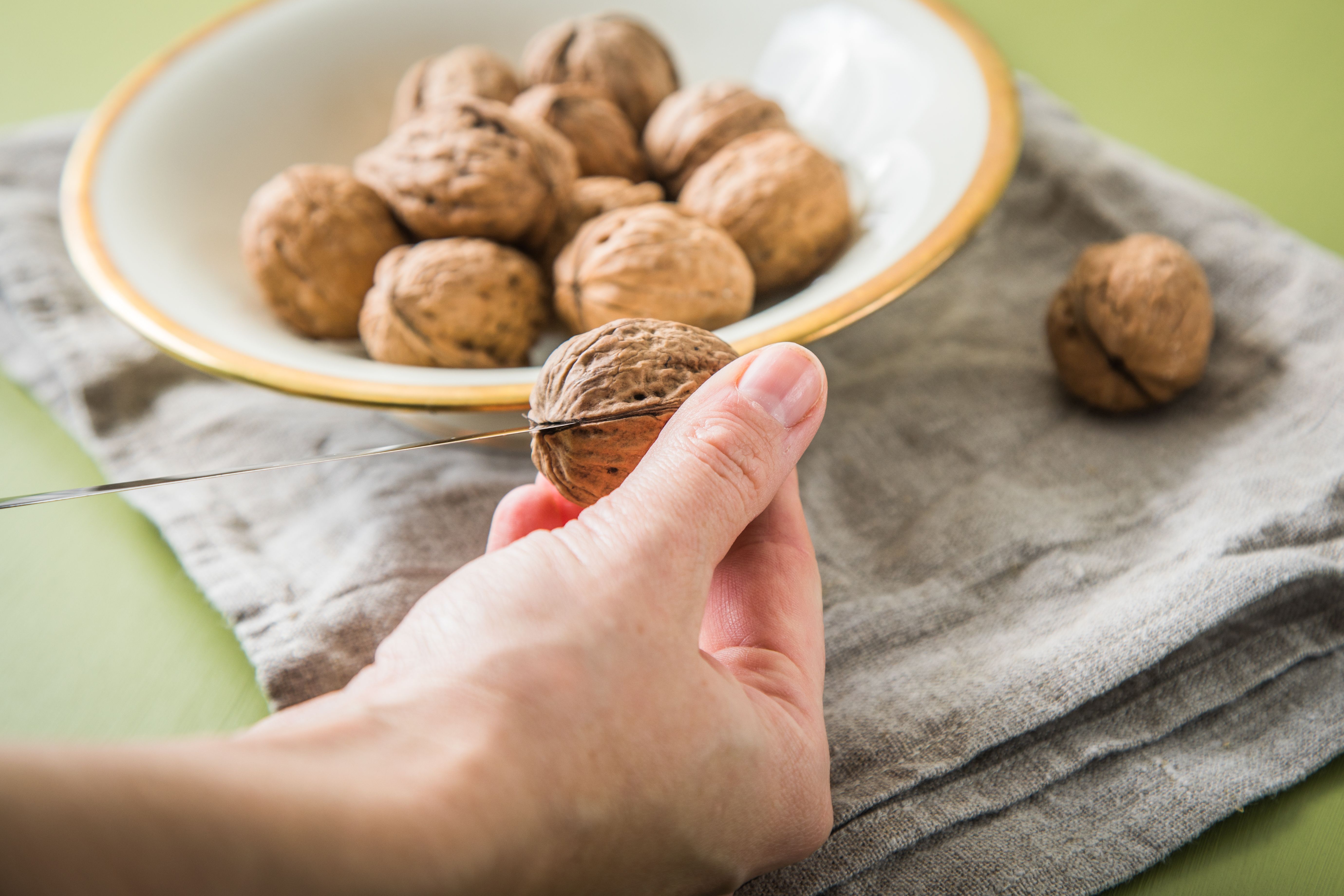 Geniale Tricks: So knackt man Walnüsse schnell und ohne Nussknacker!