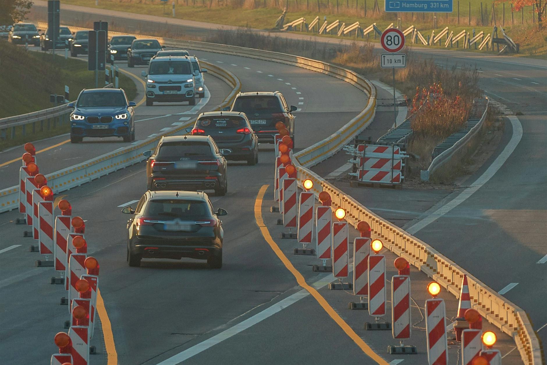 Handy kaputt: Frau wartet nach Autobahn-Unfall 7 Stunden auf Hilfe