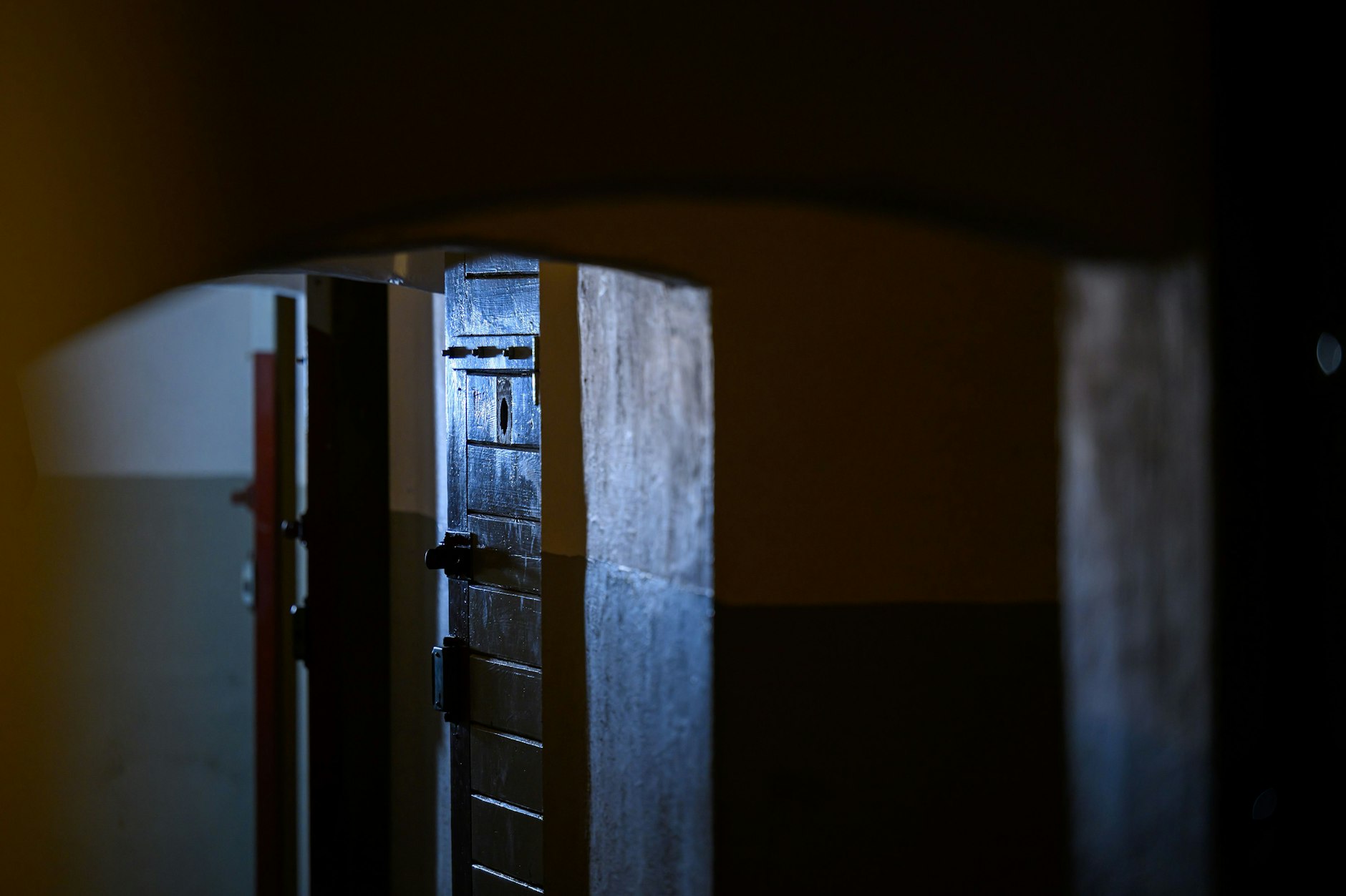 Blick in den Trakt der Dunkelzellen in der „Gedenkstätte Geschlossener Jugendwerkhof Torgau“.