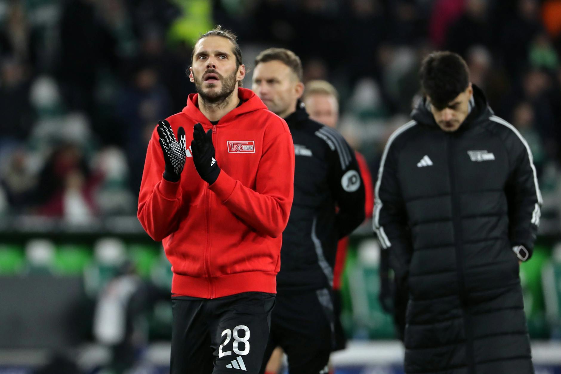 Union-Kapitän Christopher Trimmel klatscht Beifall für die mitgereisten Fans in Wolfsburg. Ansonsten gab es keinen Grund zur Freude - 0:1-Auswärtspleite.