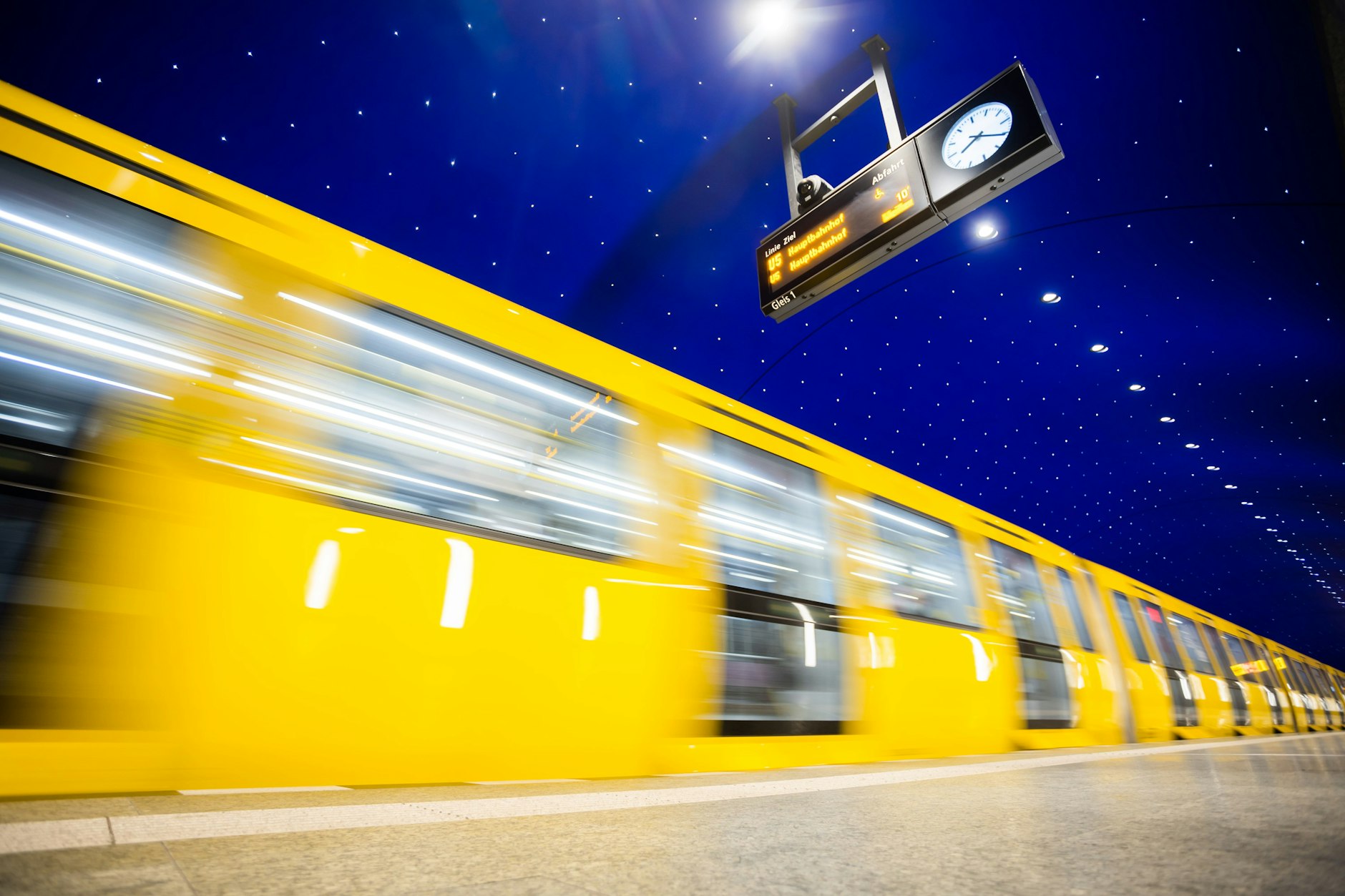Eine U-Bahn fährt am U-Bahnhof Museumsinsel ein. Um mit ihr günstig zu fahren, wird noch das 29-Euro-Ticket angeboten. Doch der Verkauf könnte jetzt ganz schnell gestoppt werden.