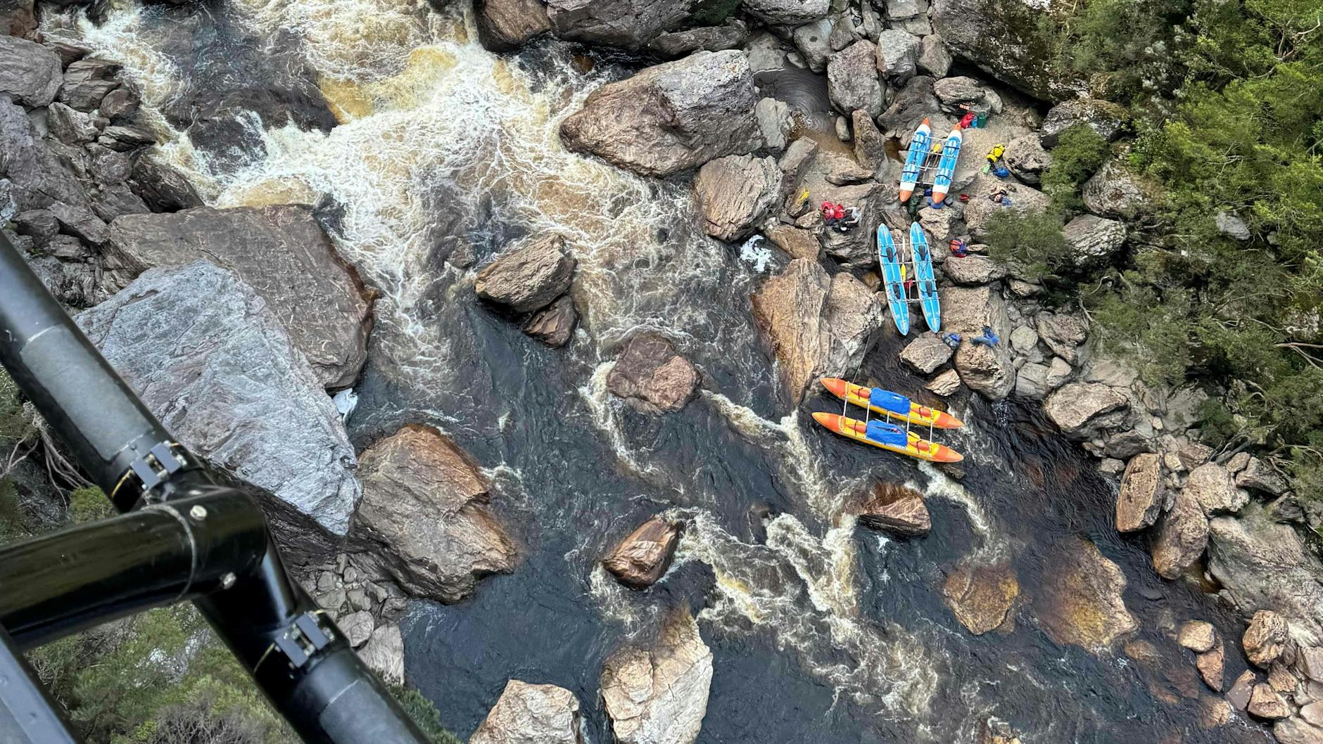 Die Stromschnellen des Franklin River in Tasmanien. Die Touristen hatten mit ihren Kajaks eine Pause eingelegt, als einer von ihnen in die Felsspalte fiel.