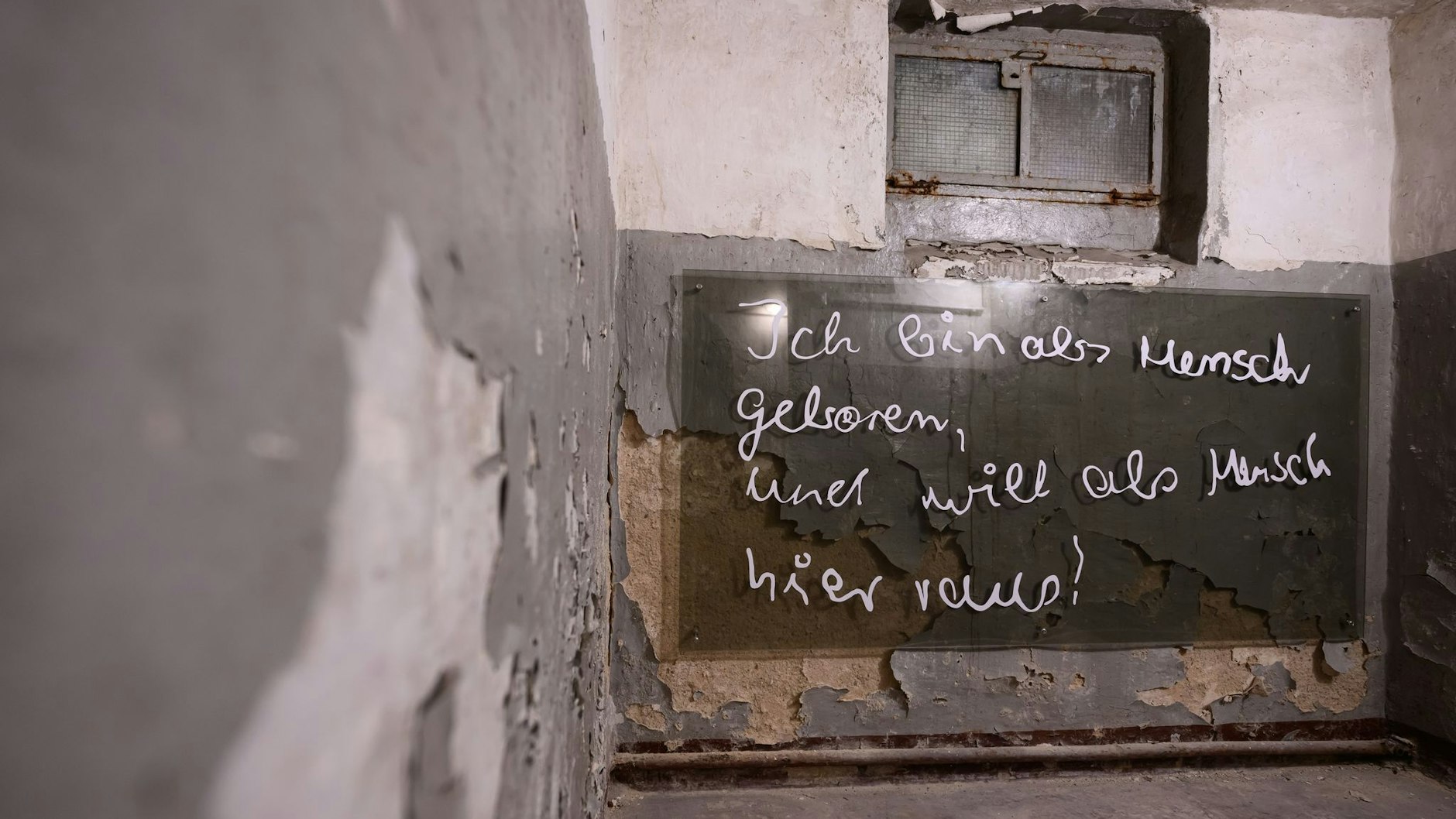„Ich bin als Mensch geboren und will als Mensch hier raus“ steht in einer Dunkelzelle in der „Gedenkstätte Geschlossener Jugendwerkhof Torgau“. 