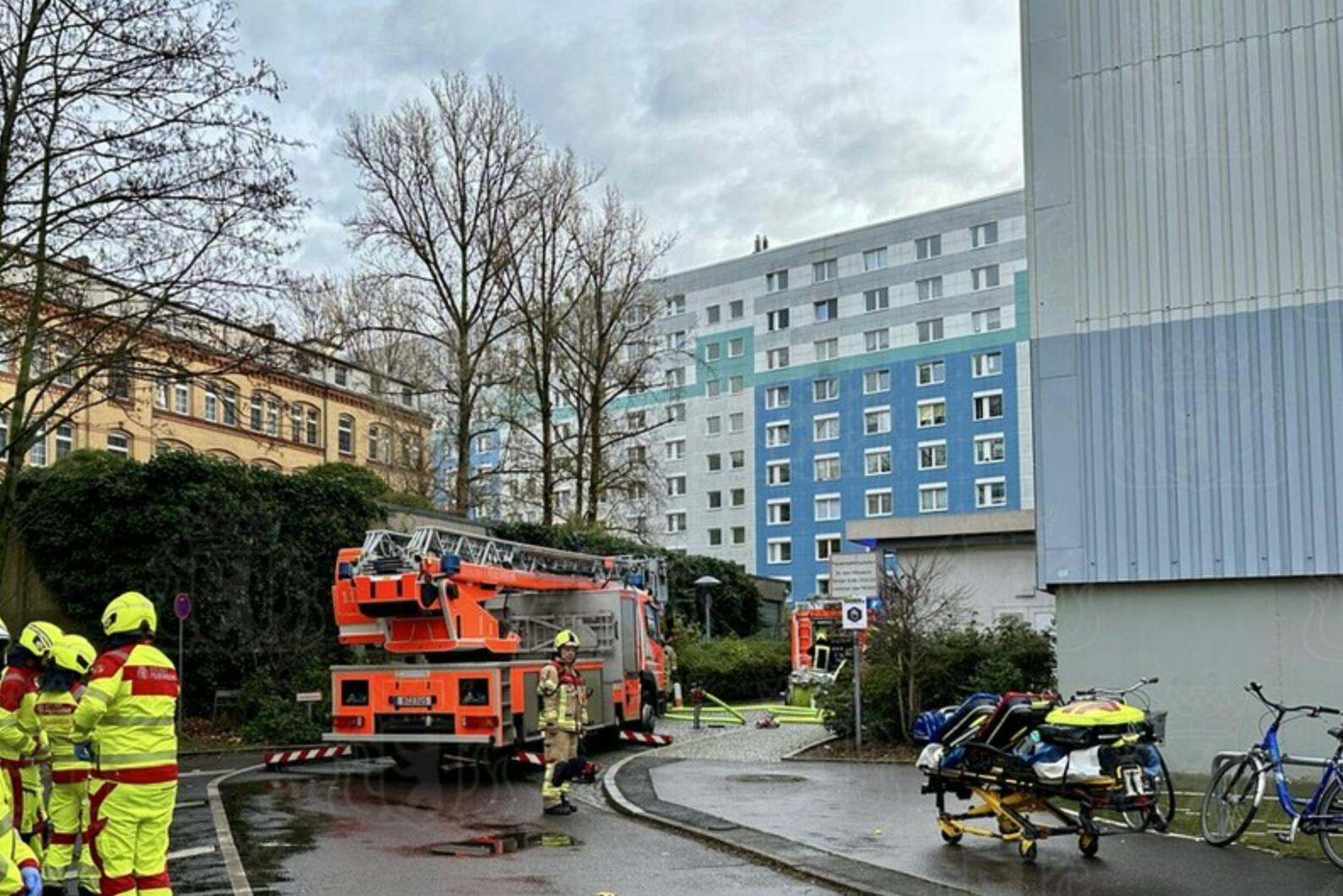 Brand in Prenzlauer Berg – Person musste gerettet werden.