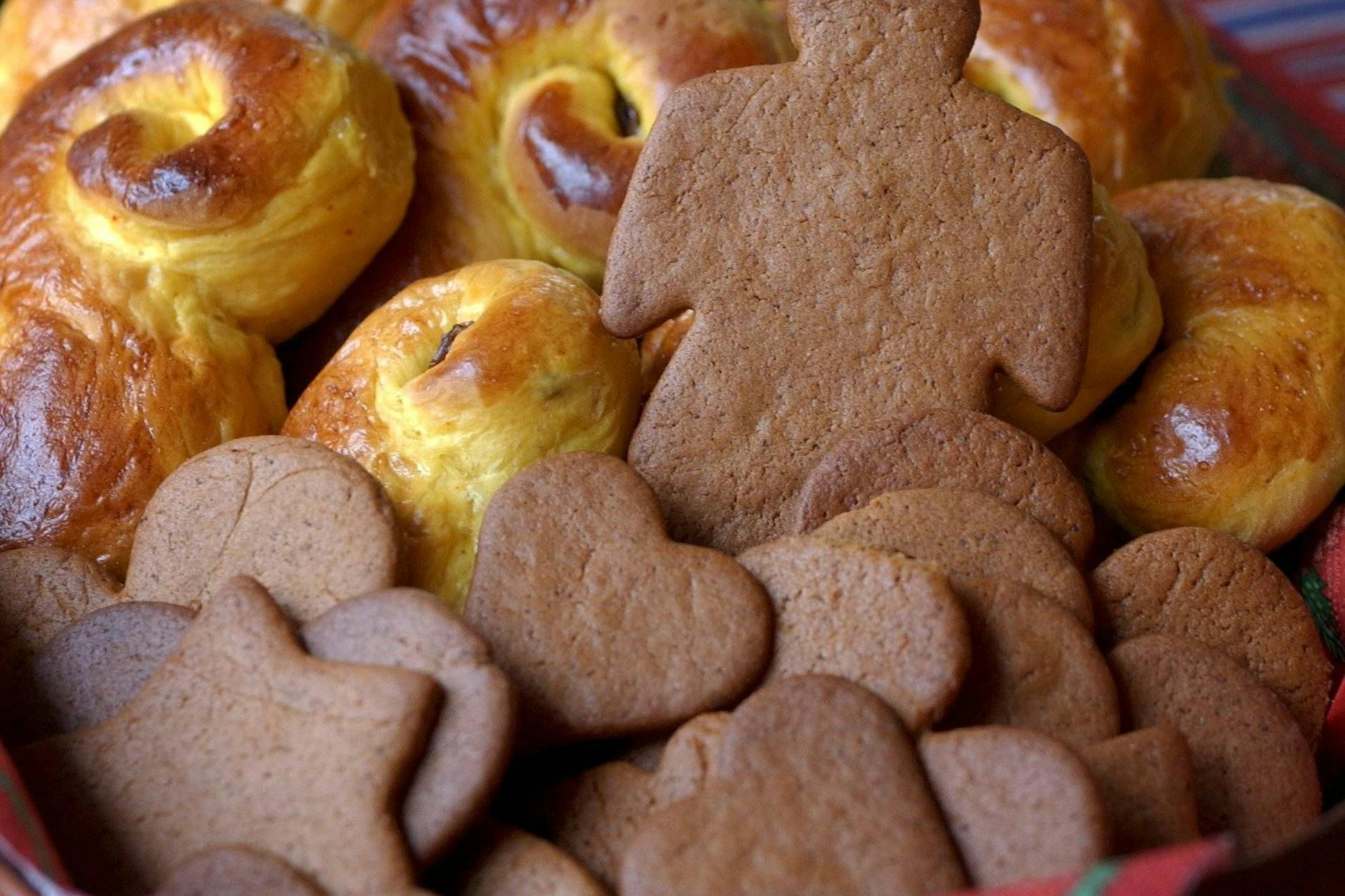 Pepparkakor aus Schweden – einfach & kinderfreundlich backen! – Im Hintergrund sehen Sie Lussekatter, das Rezept im KURIER.