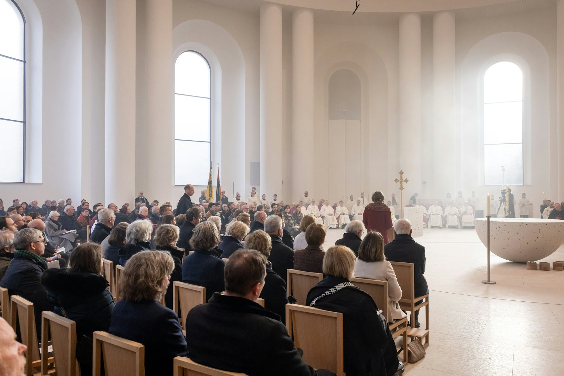 Im runden Raum sitzen die Gottesdienstteilnehmer um den Altar.