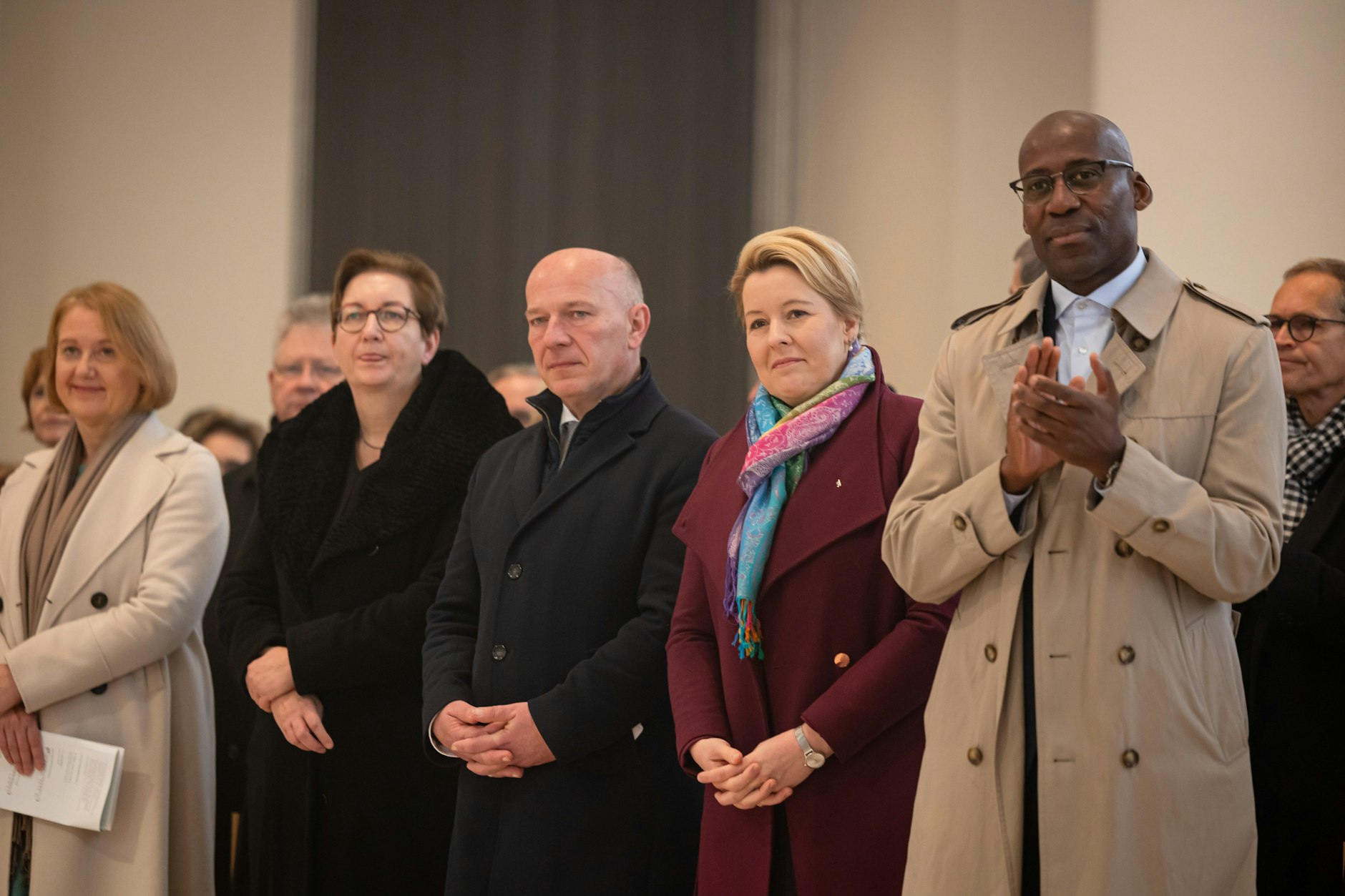 An dem feierlichen Anlass nahmen prominente Persönlichkeiten des Bundes und Berlins teil, von links nach rechts: Familienministerin Lisa Paus, Bauministerin Klara Geywitz, Regierender Bürgermeister Kai Wegner, Wirtschaftssenatorin Franziska Giffey und Kultursenator Joe Chialo