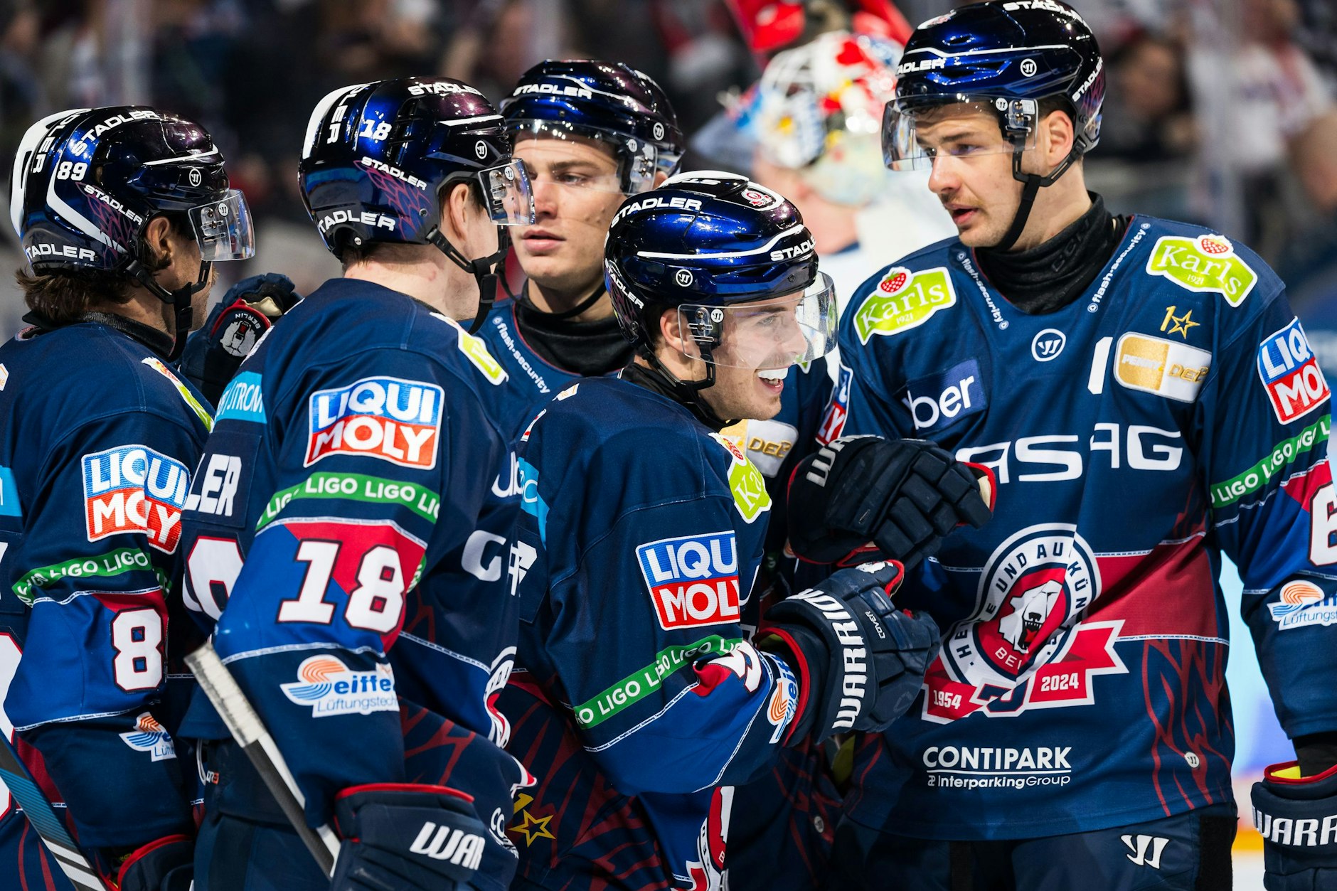 Ty Ronning (2. v. r.) kommt gerade aus dem Lachen gar nicht raus, nimmt hier die Gratulation seiner Eisbären-Kollegen für sein Tor zum 5.2 entgegen.