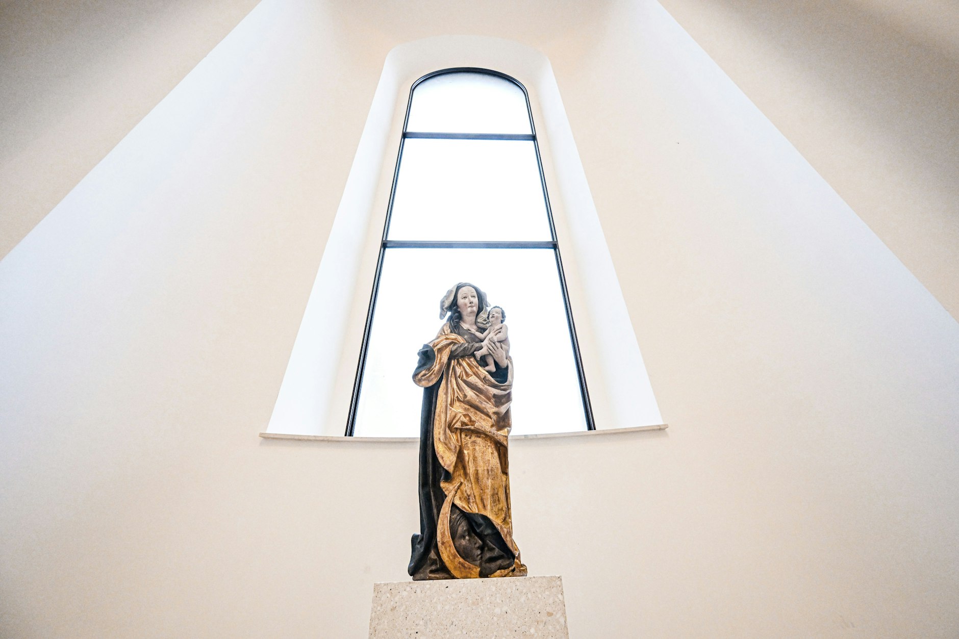 Marienfigur in der neu gestalteten St.-Hedwigs-Kathedrale in Berlin-Mitte