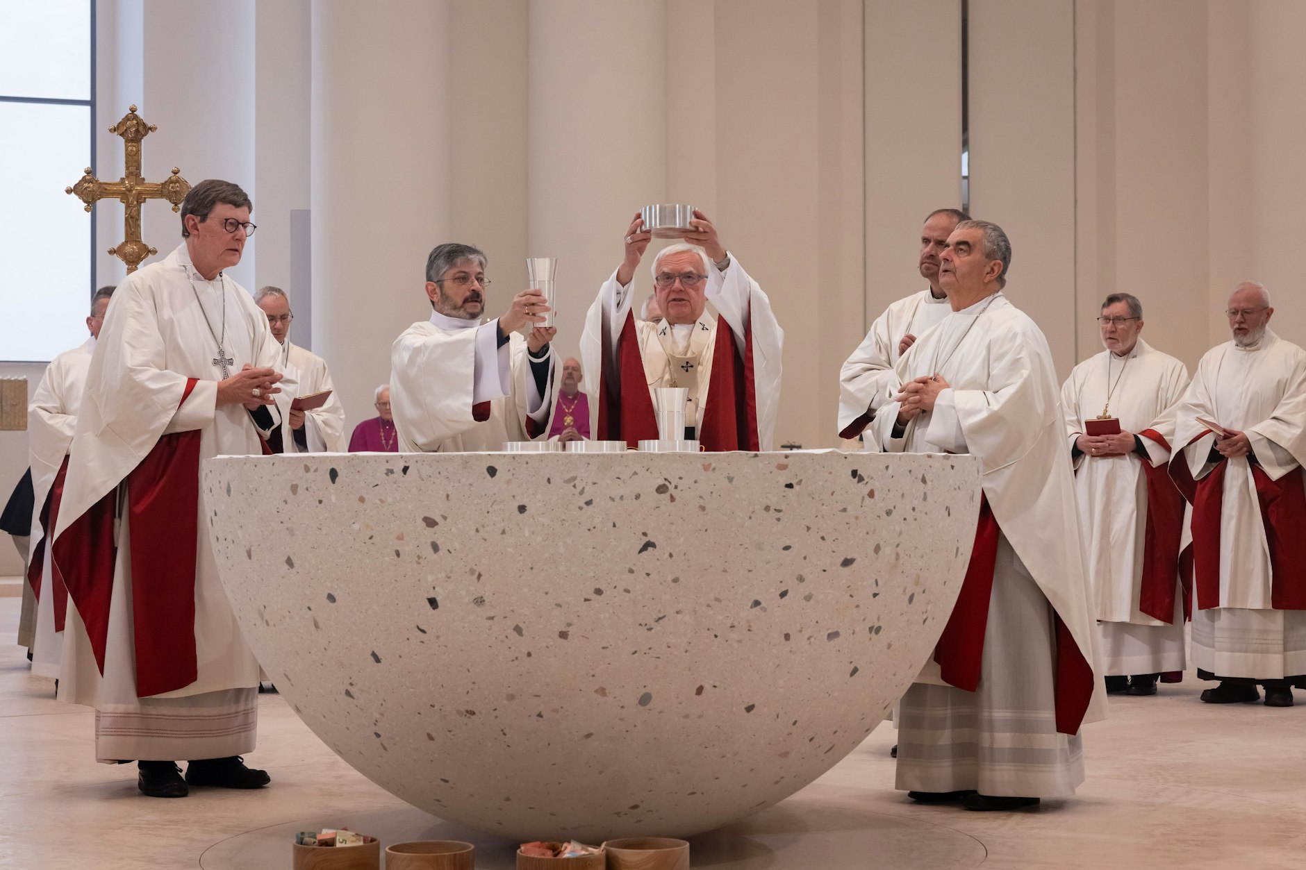 Das feierliche Pontifikalamt wird von Erzbischof Heiner Koch zelebriert, links daneben steht sein Vorgänger, der jetzige Kölner Erzbischof Rainer Maria Kardinal Woelki. Die Zeremonie findet am neuen Altar statt, einer Halbkugel direkt unter der Lichtöffnung.