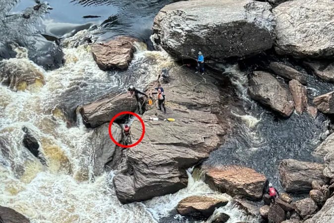 Dem eingeklemmten Mann musste vor Ort im Franklin River in Tasmanien ein Bein amputiert werden, um sein Leben zu retten.